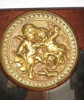 Mirror in gilded bronze and mahogany wood Medallion porcelain decoration.