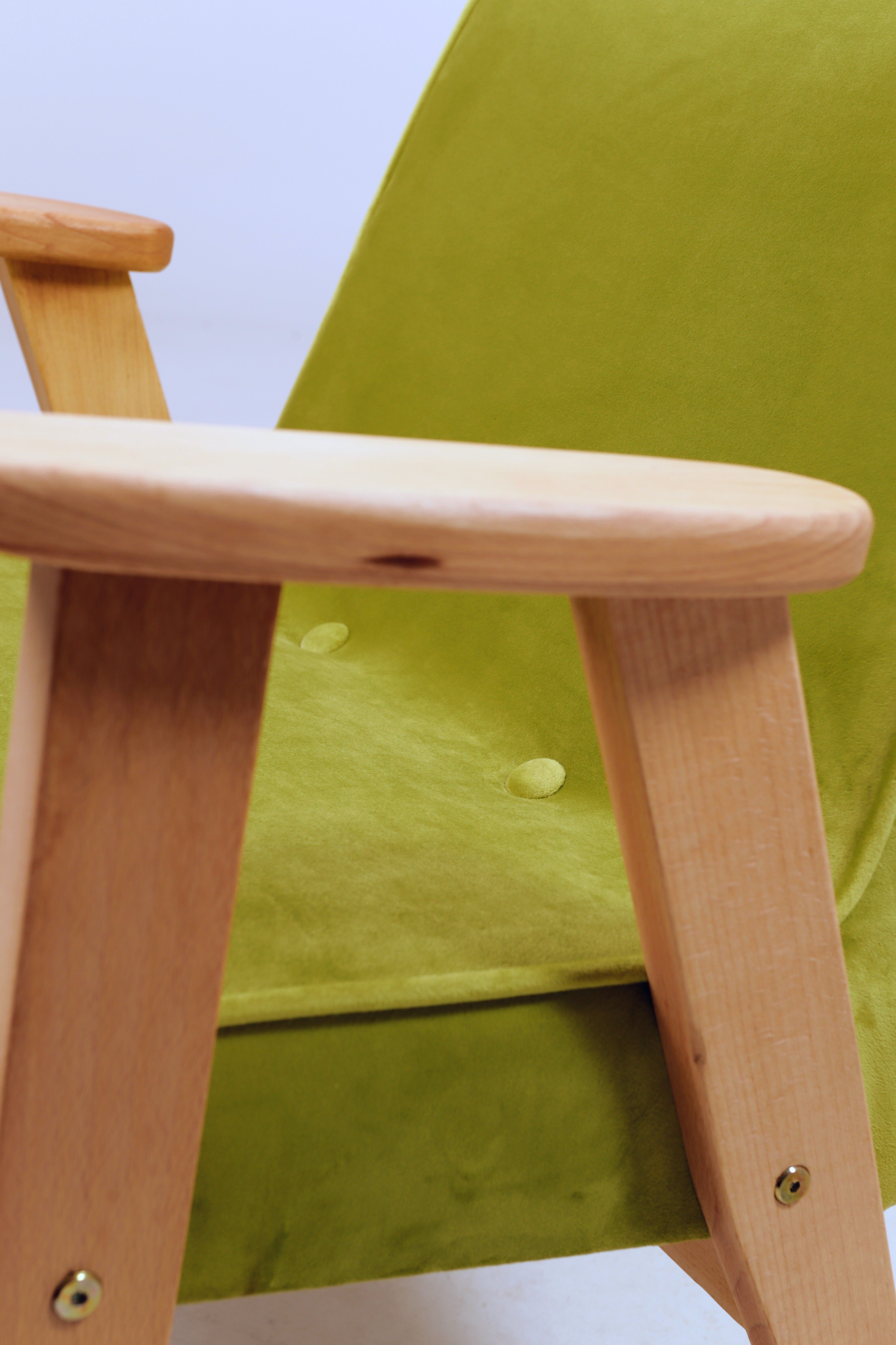 Fauteuil vintage en velours vert poire, bois naturel huilé.