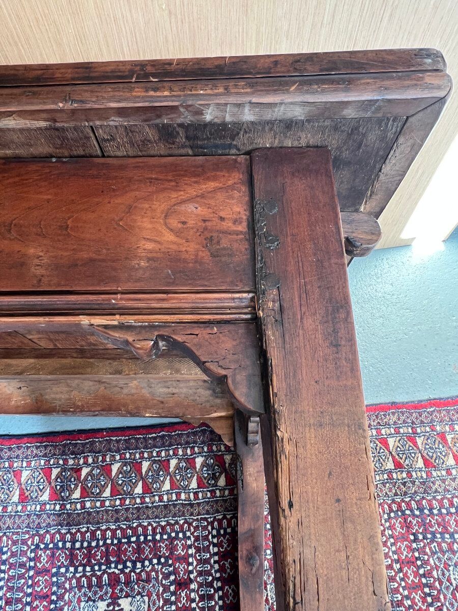 Rustic solid wood table: Elegance and functionality for your family meals, 19th century.