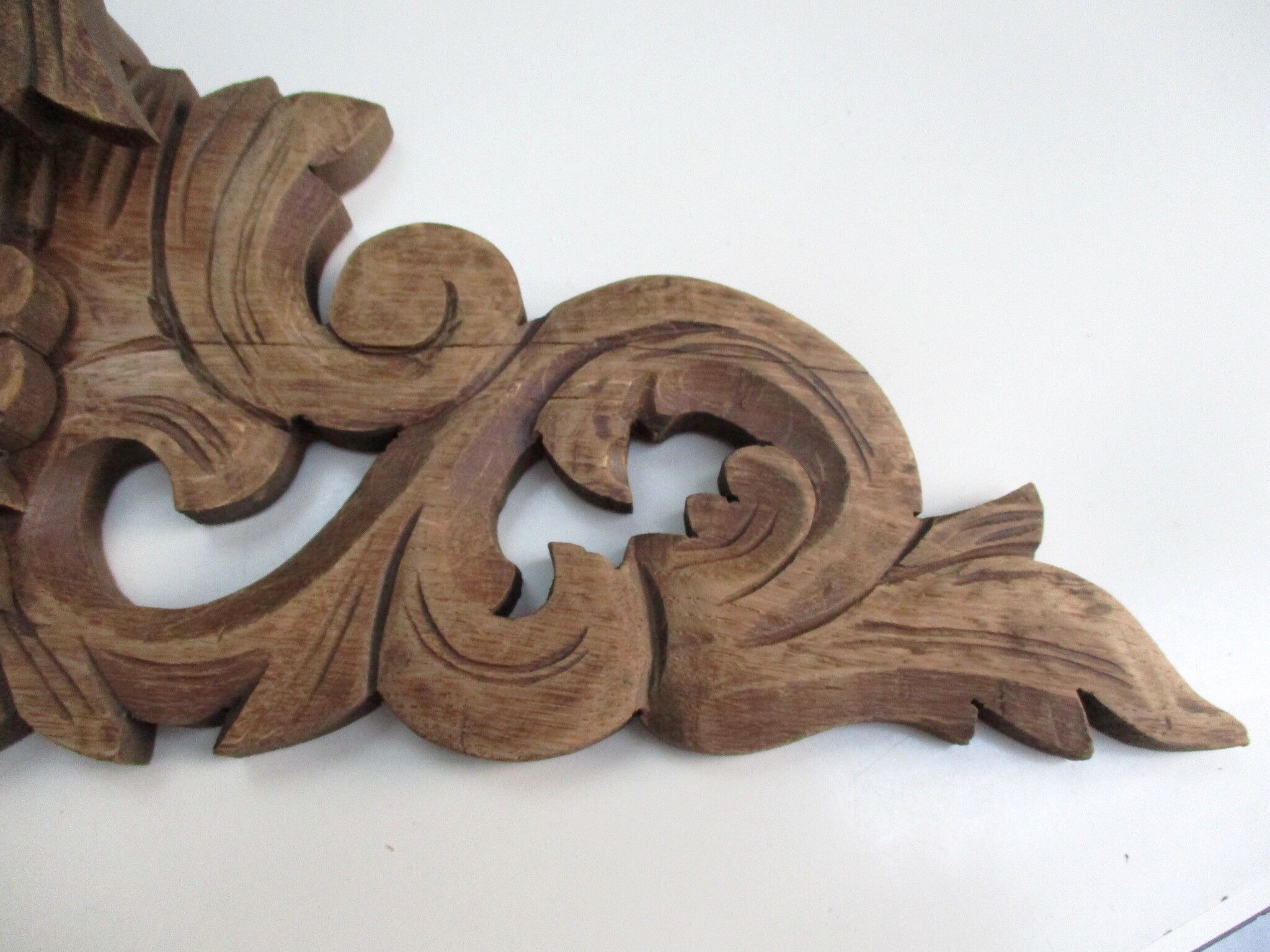 Fronton en bois sculpté