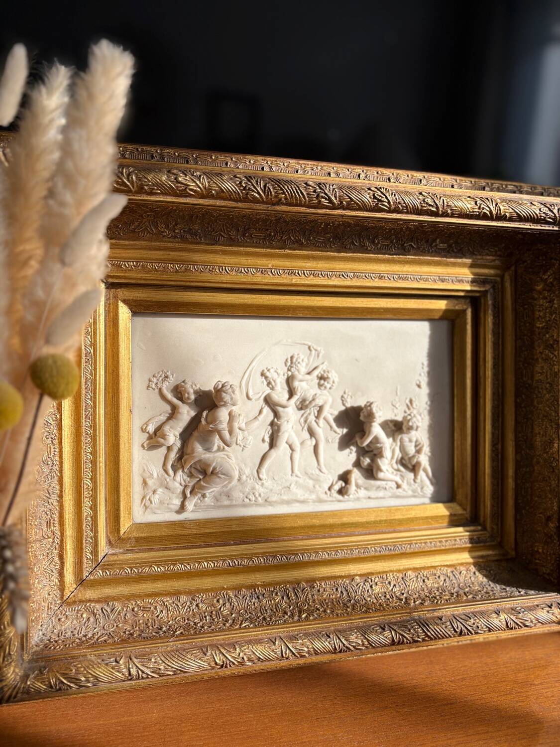 Marble bas-relief tableau of Putti