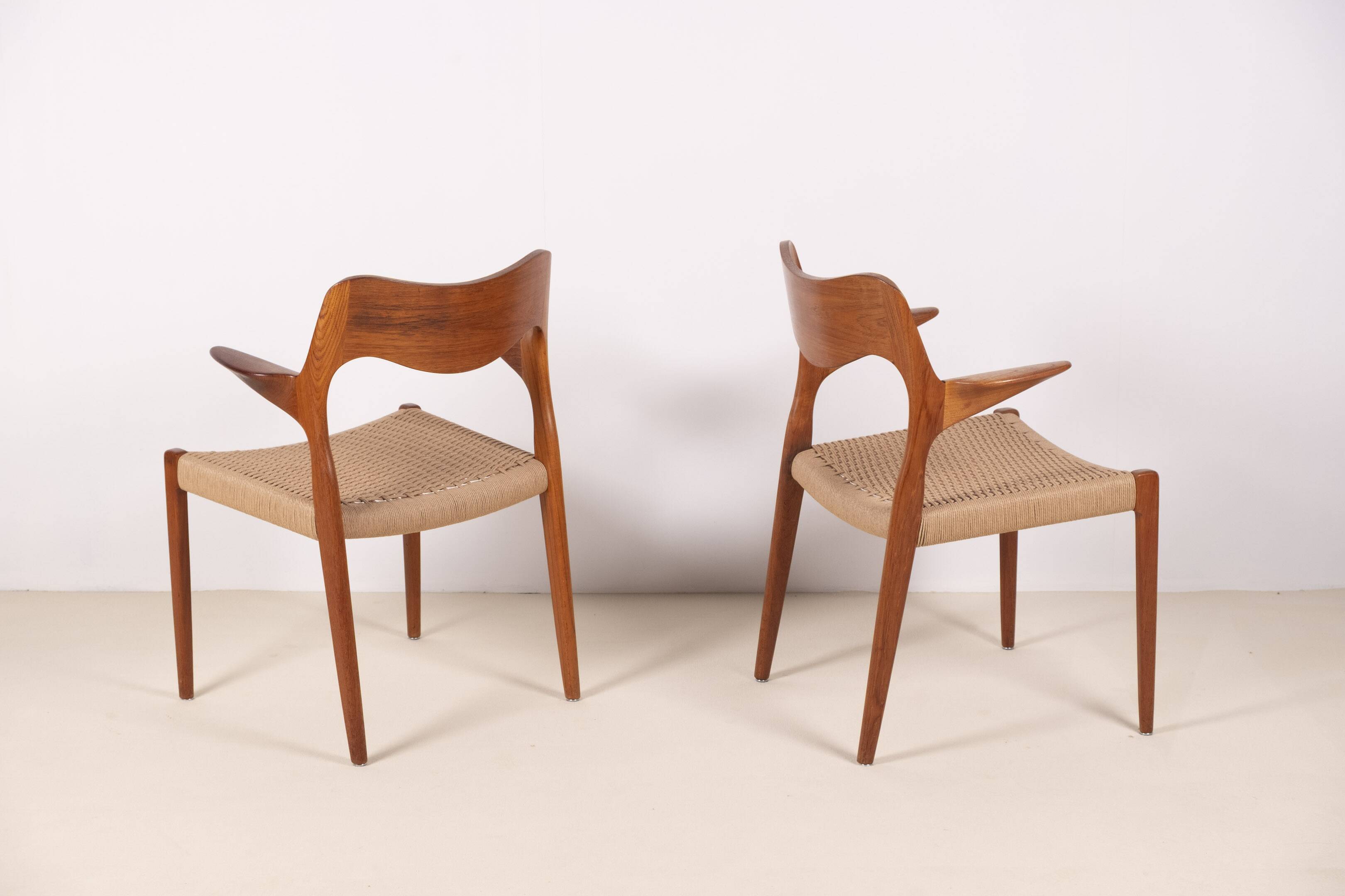 2x Niels O. Møller Modèle 55 en teck, années 1950, Danemark