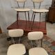 Table formica avec 4 chaises en skaï