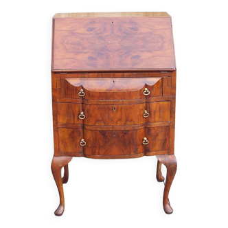 Queen anne style chest of drawers