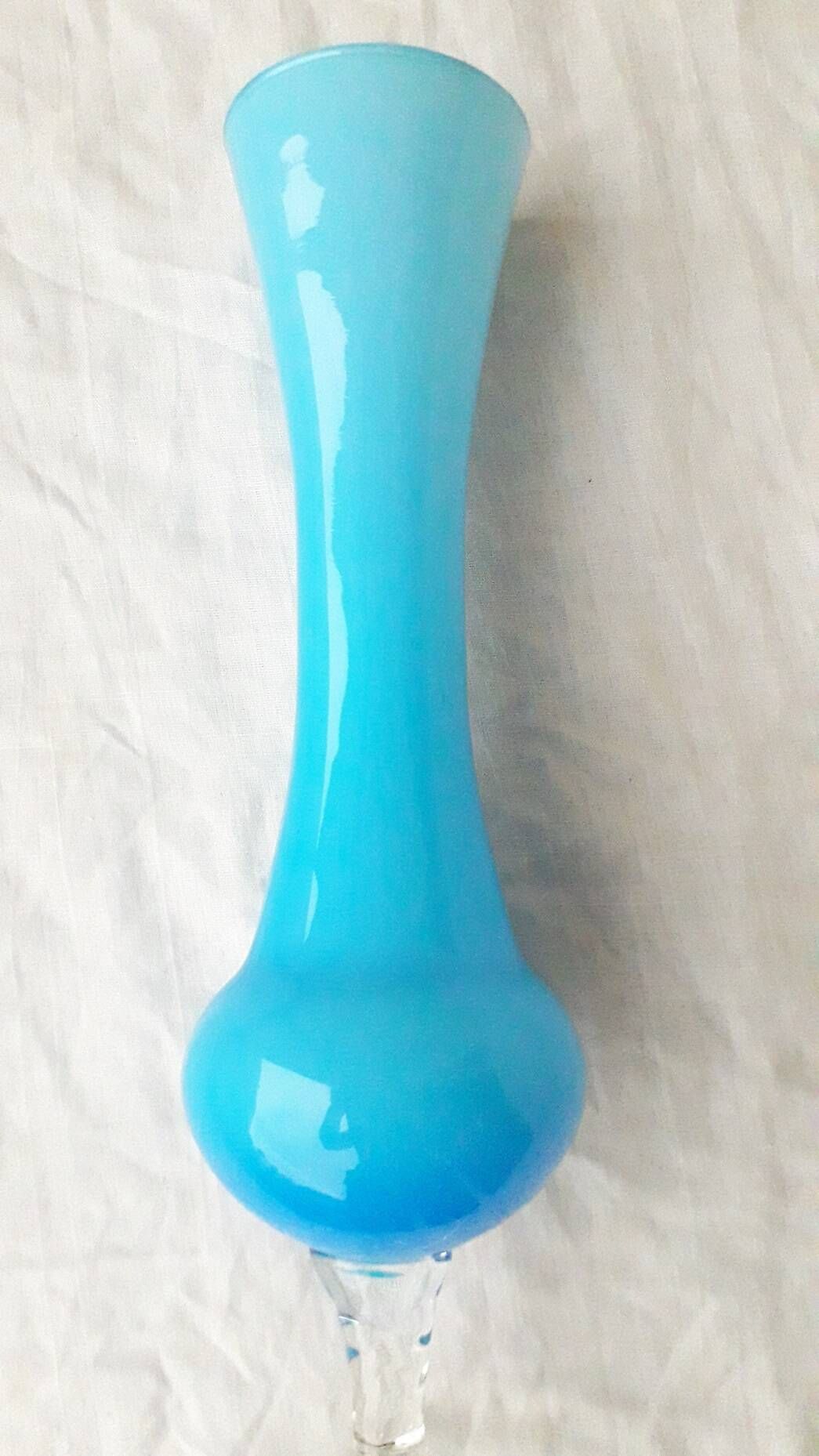 Vase bleu en opaline