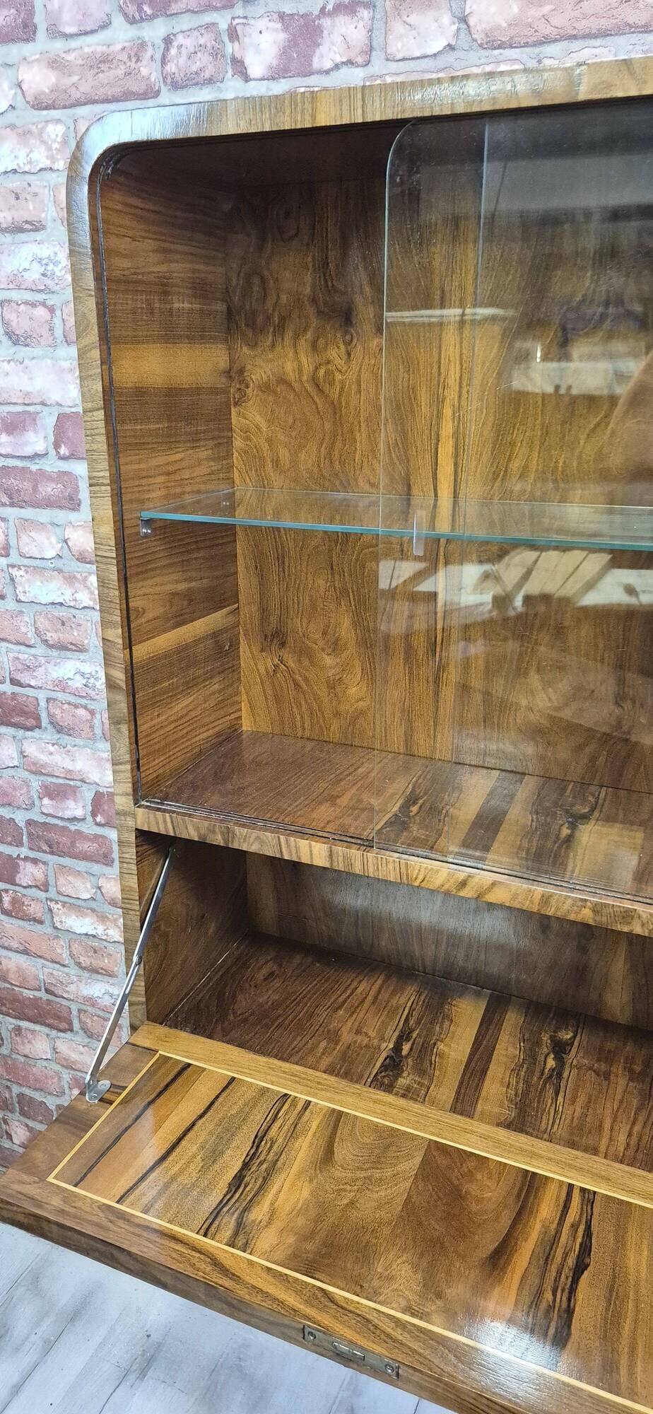Vitrine Art Déco en noyer rénovée avec bar, rétro, vintage, années 40