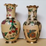 Paire de vases en laiton émaillé
