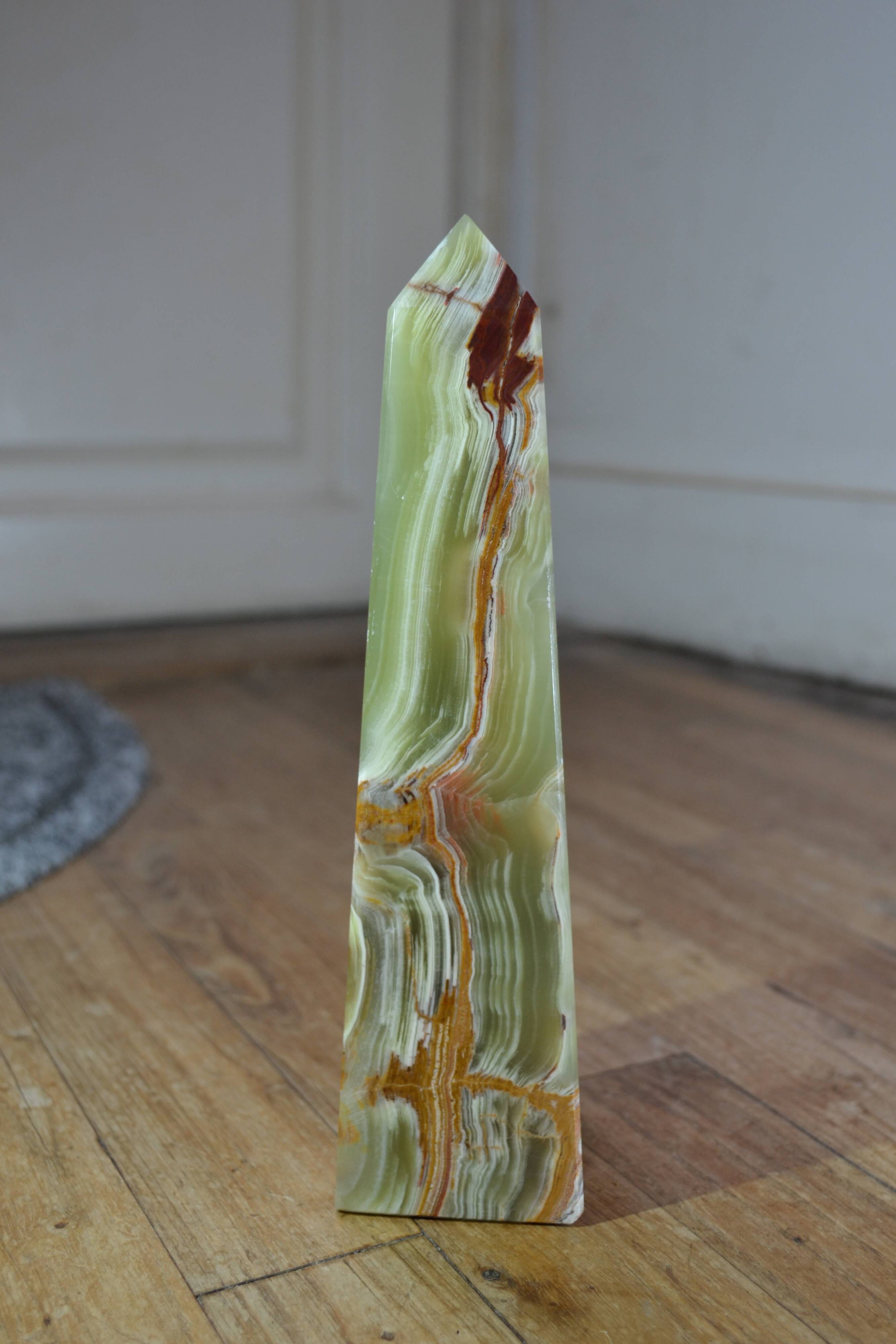 Green onyx obelisk (21cm), decorative piece