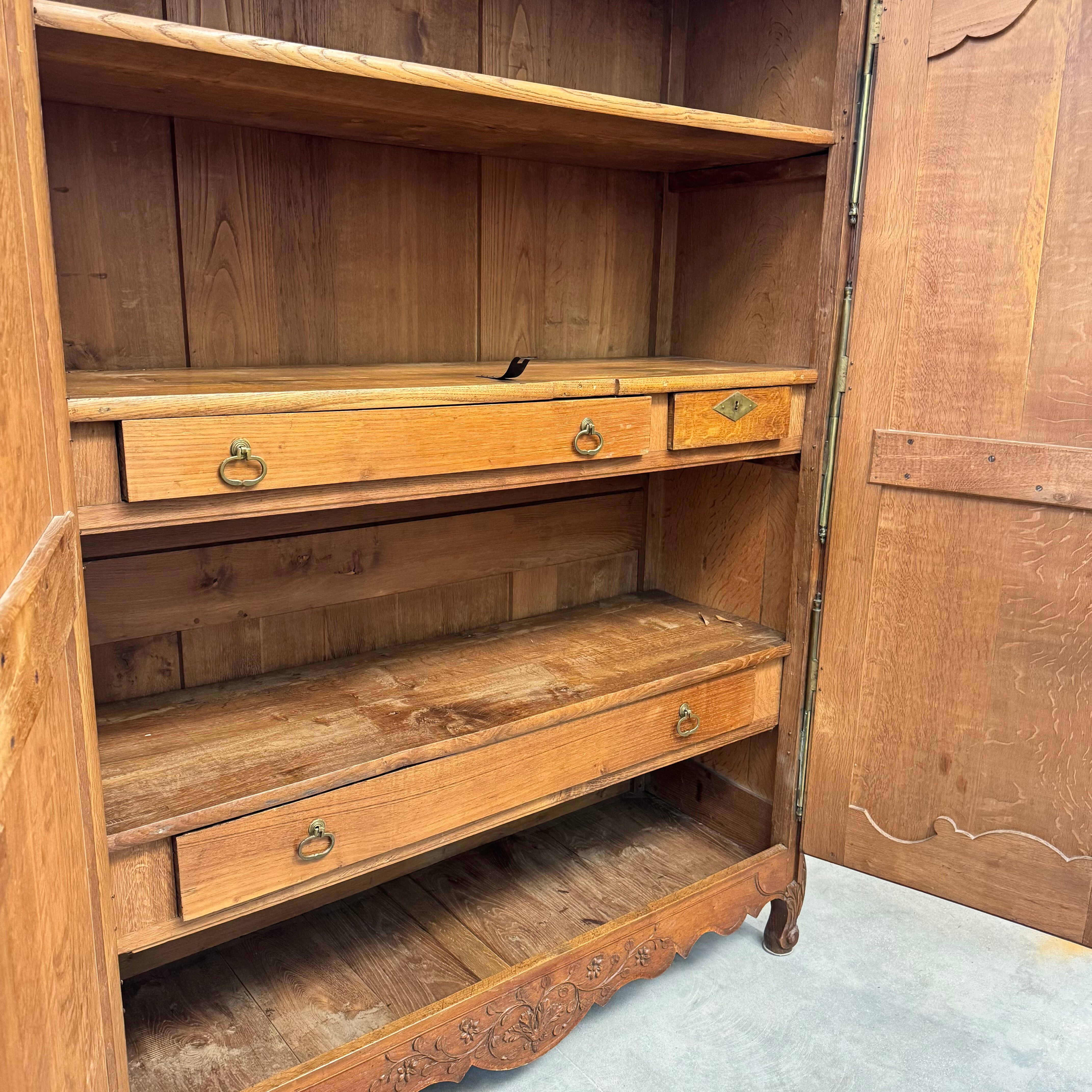 Large Country Wardrobe - French Provençal, in oak, 17th century