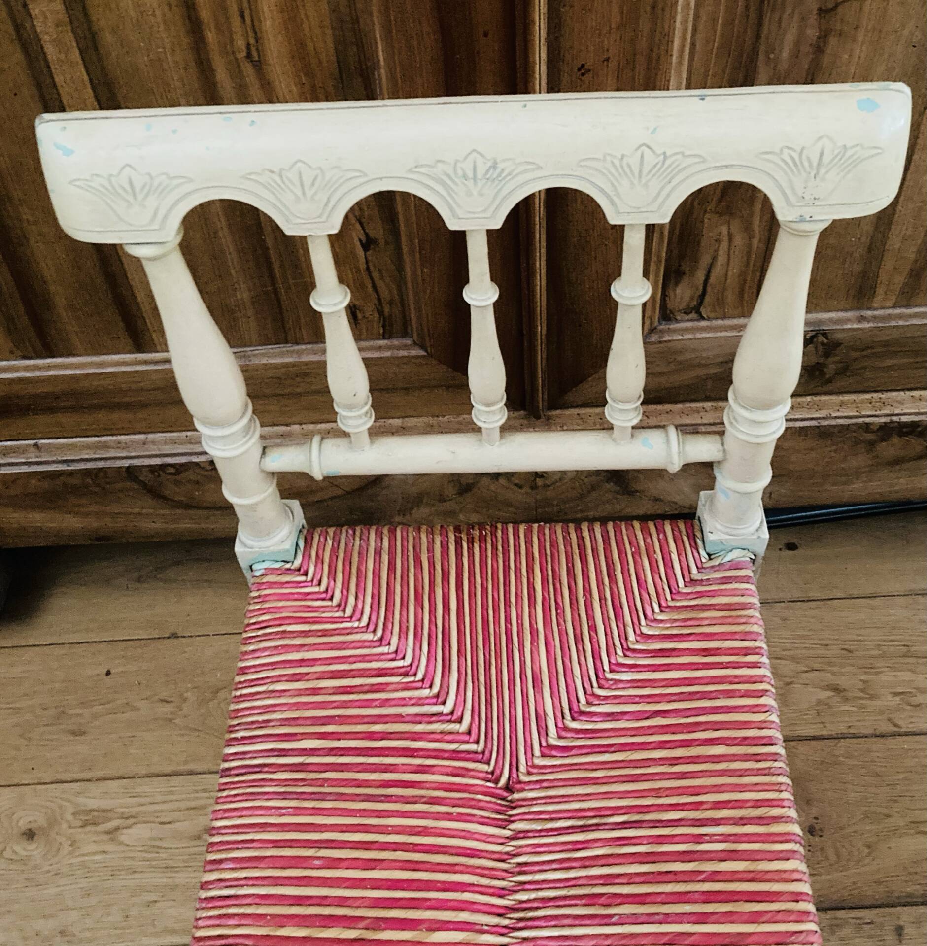 Banquette époque fin XIXe assise en paille colorée structure rechampie