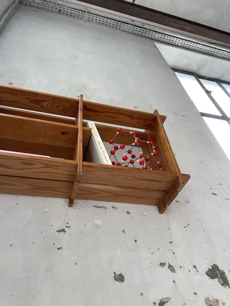 Wall mount pin "regain"