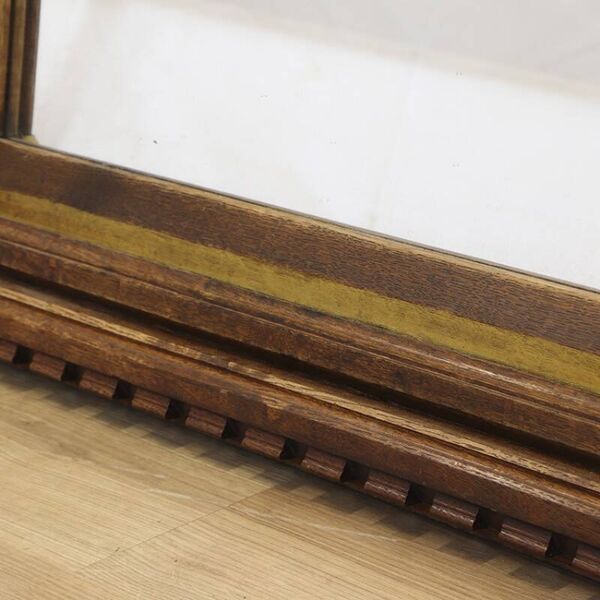 Miroir ancien dans un cadre en chêne en croix.