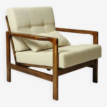 Fauteuil scandinave design par Z.Bączyk tissu Lin naturel 1965 milieu du siècle design moderne fauteuil de salon chaise longue en bois couleur bois de noyer tissus Lin beige