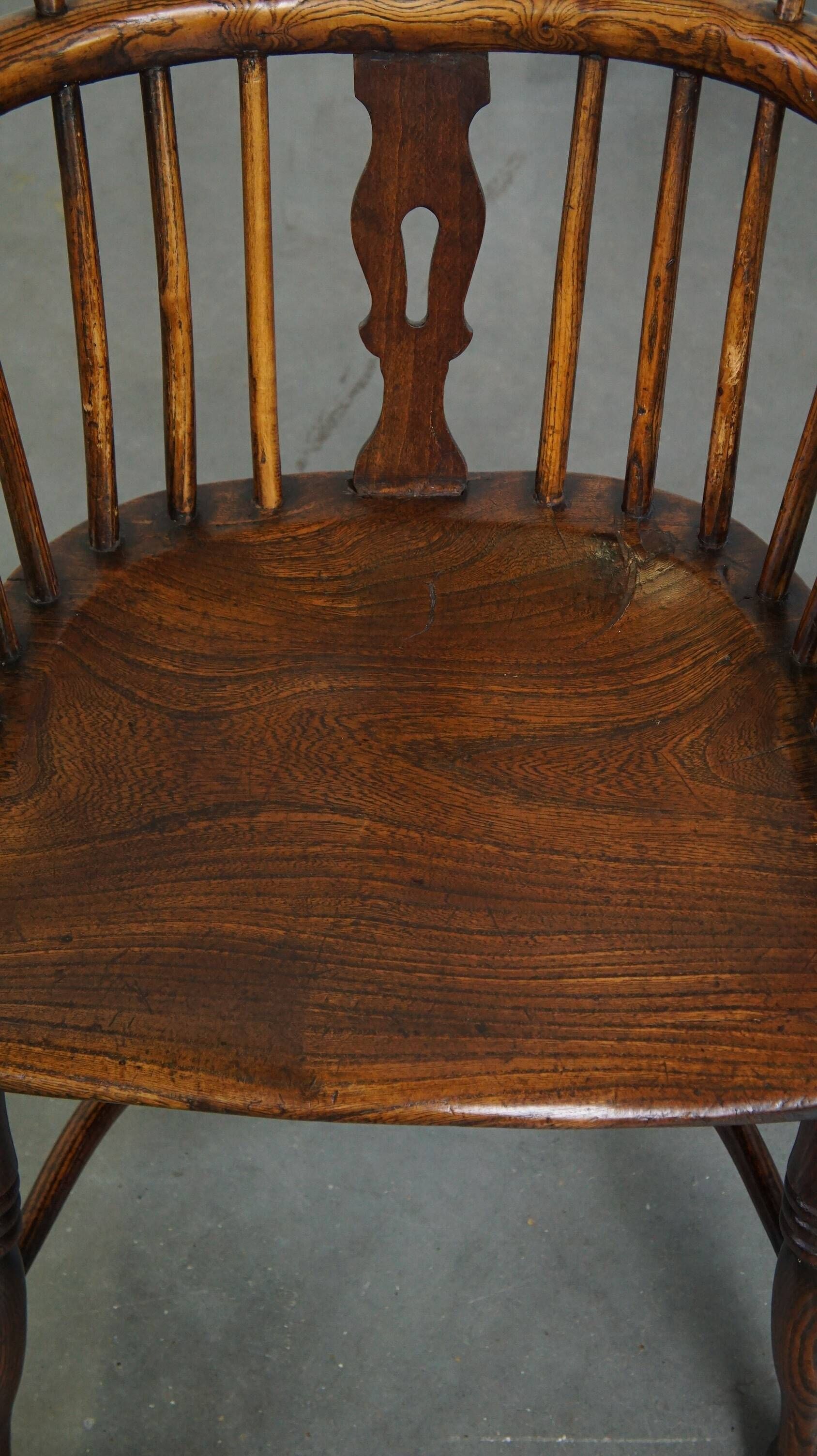 Set of 2 beautiful antique 18th-century English lowback Windsor dining chairs