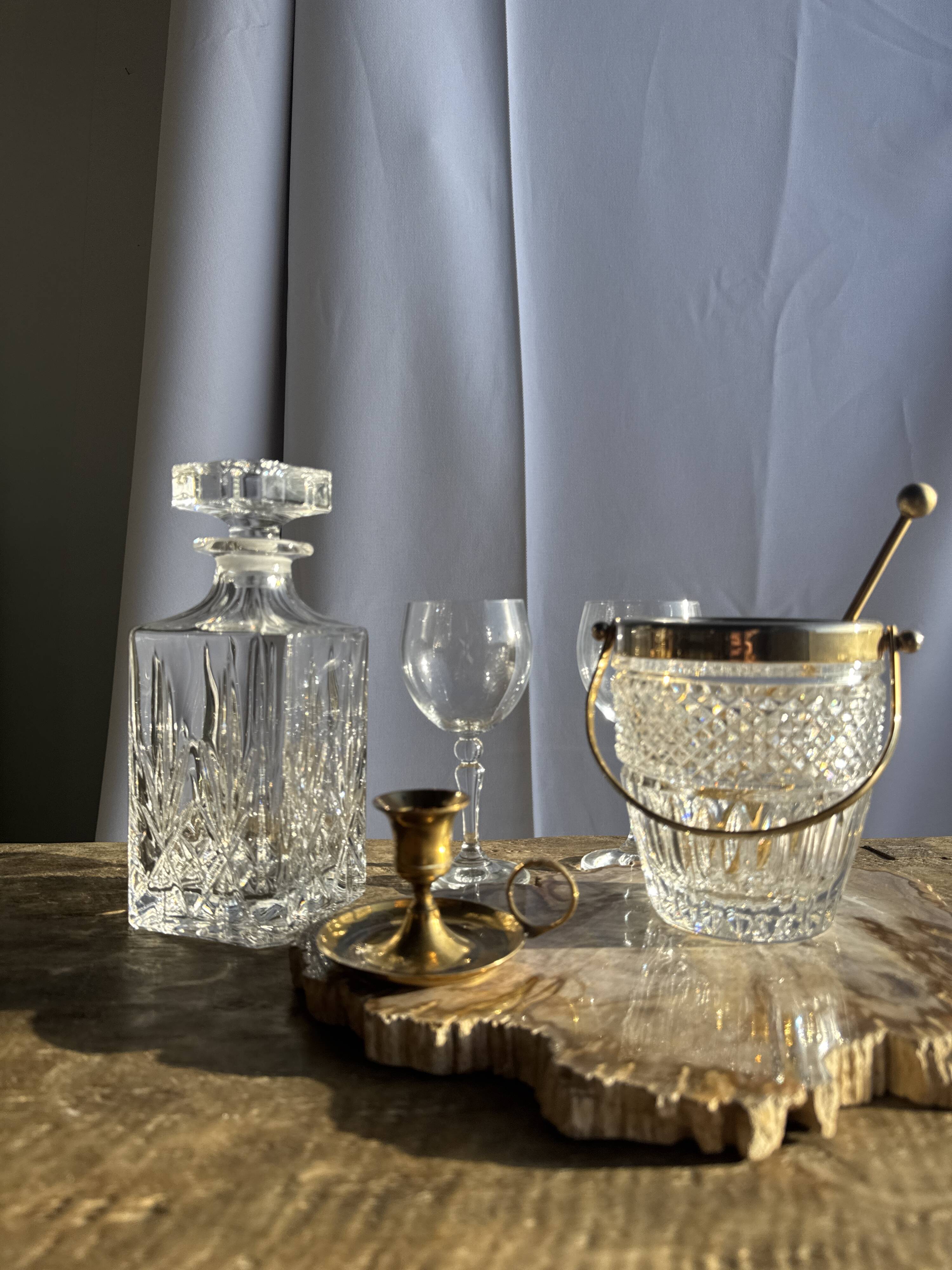 Small golden hand candlestick with a round loop handle D8 H6.5