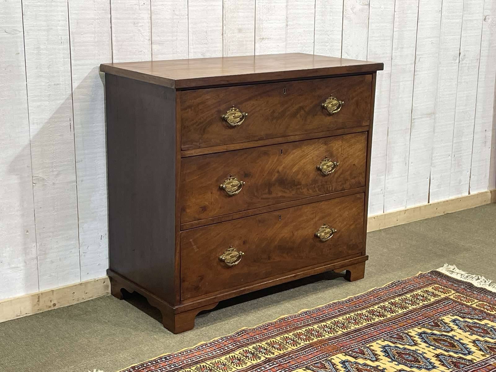 English commode with 3 drawers from the 19th century in mahogany.