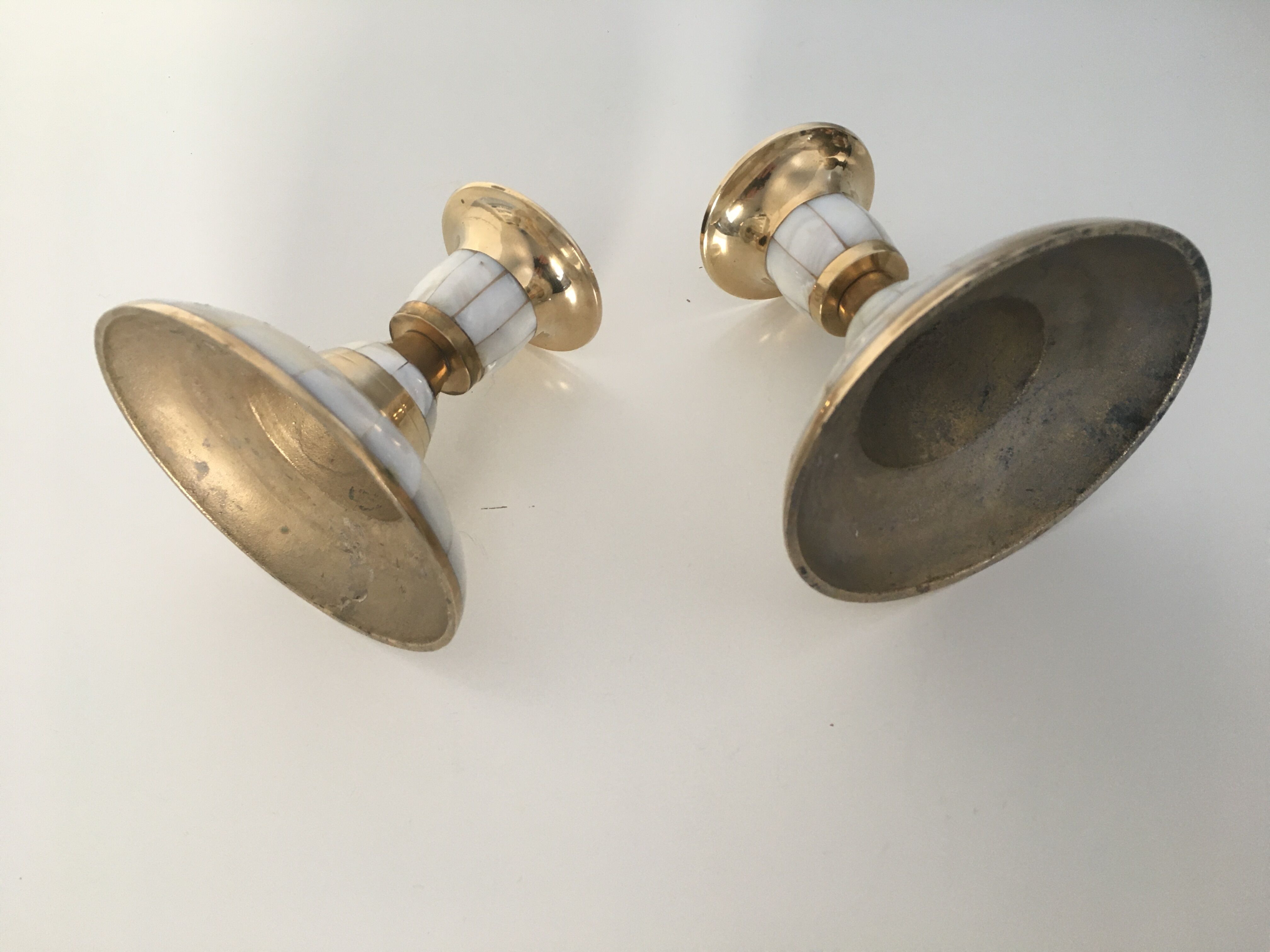 Set of 2 mother-of-pearl candlesticks and brass