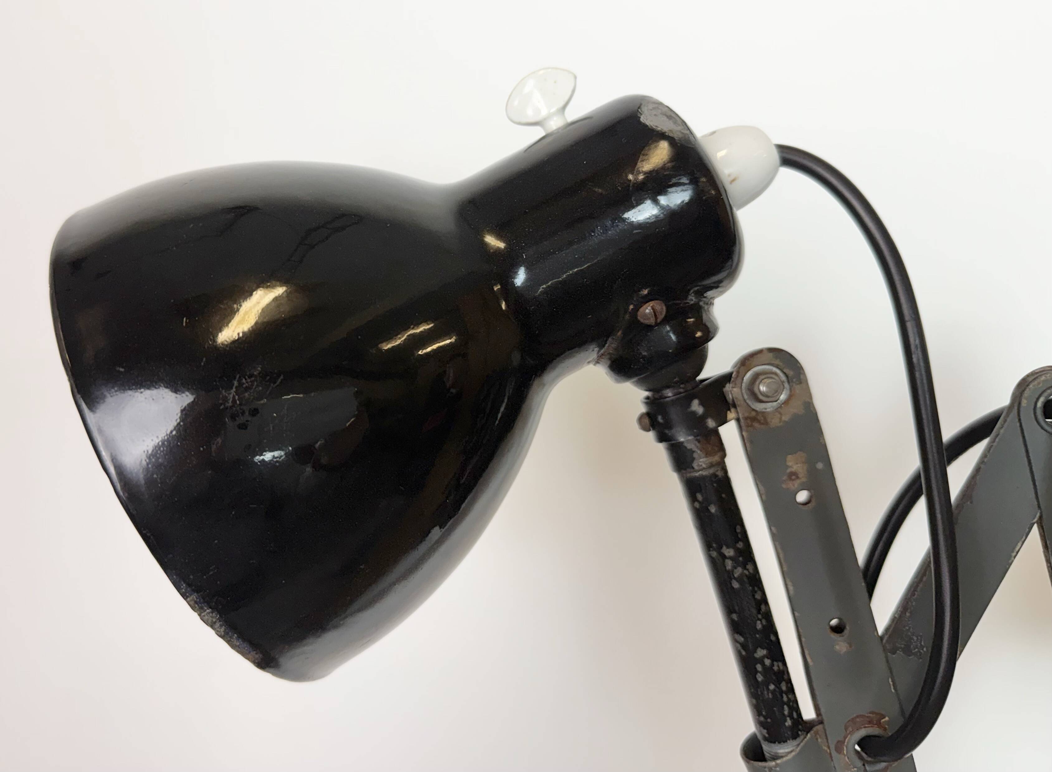 Lampe murale à ciseaux en émail noir industriel, années 1950