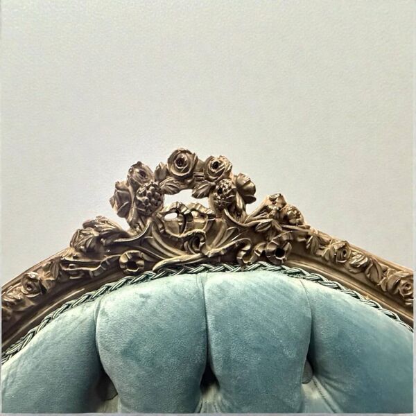 Une méridienne Style Louis XV en bois d'hêtre sculptée bleu foncé et gris