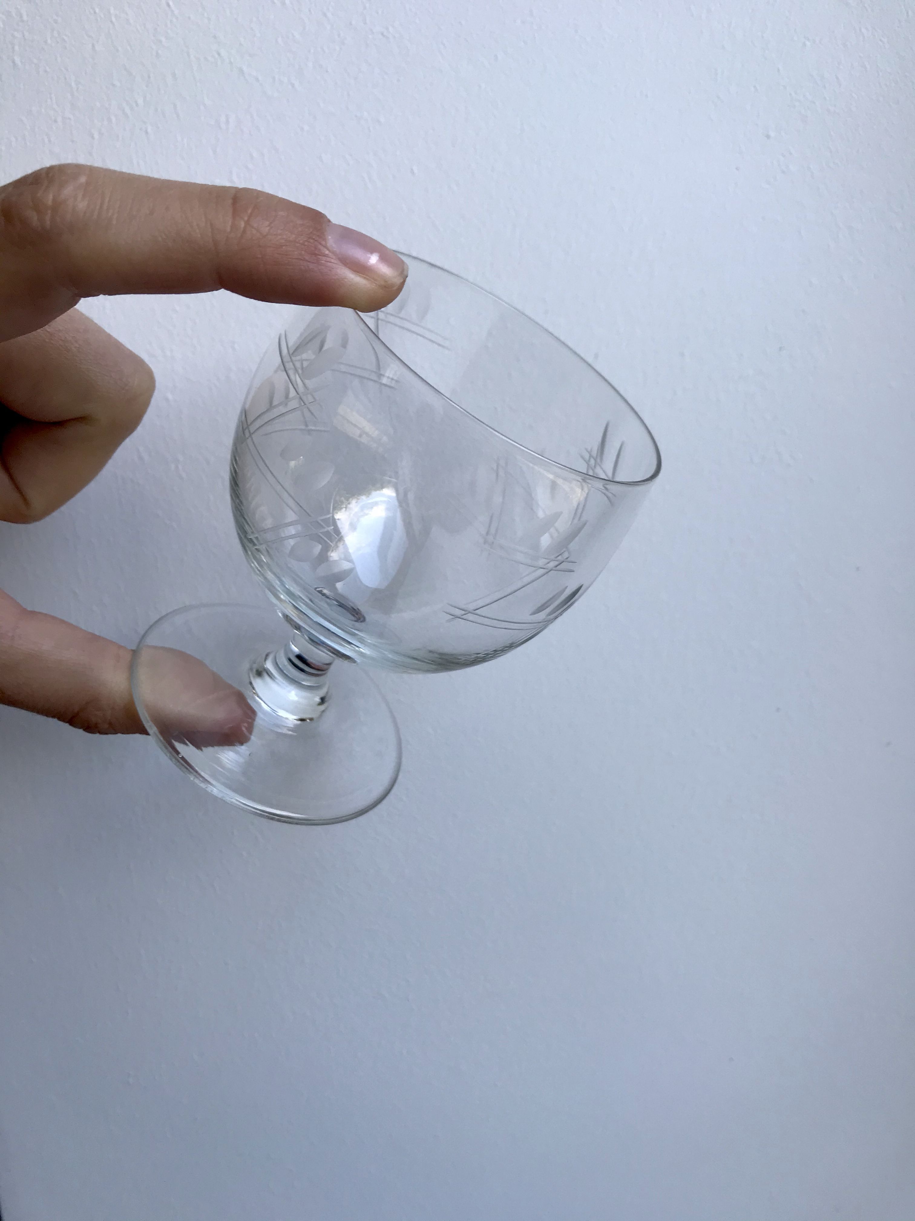 Set of 4 round crystal wine glasses engraved 50s