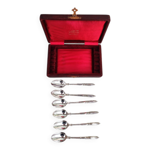 Six cuillères en métal