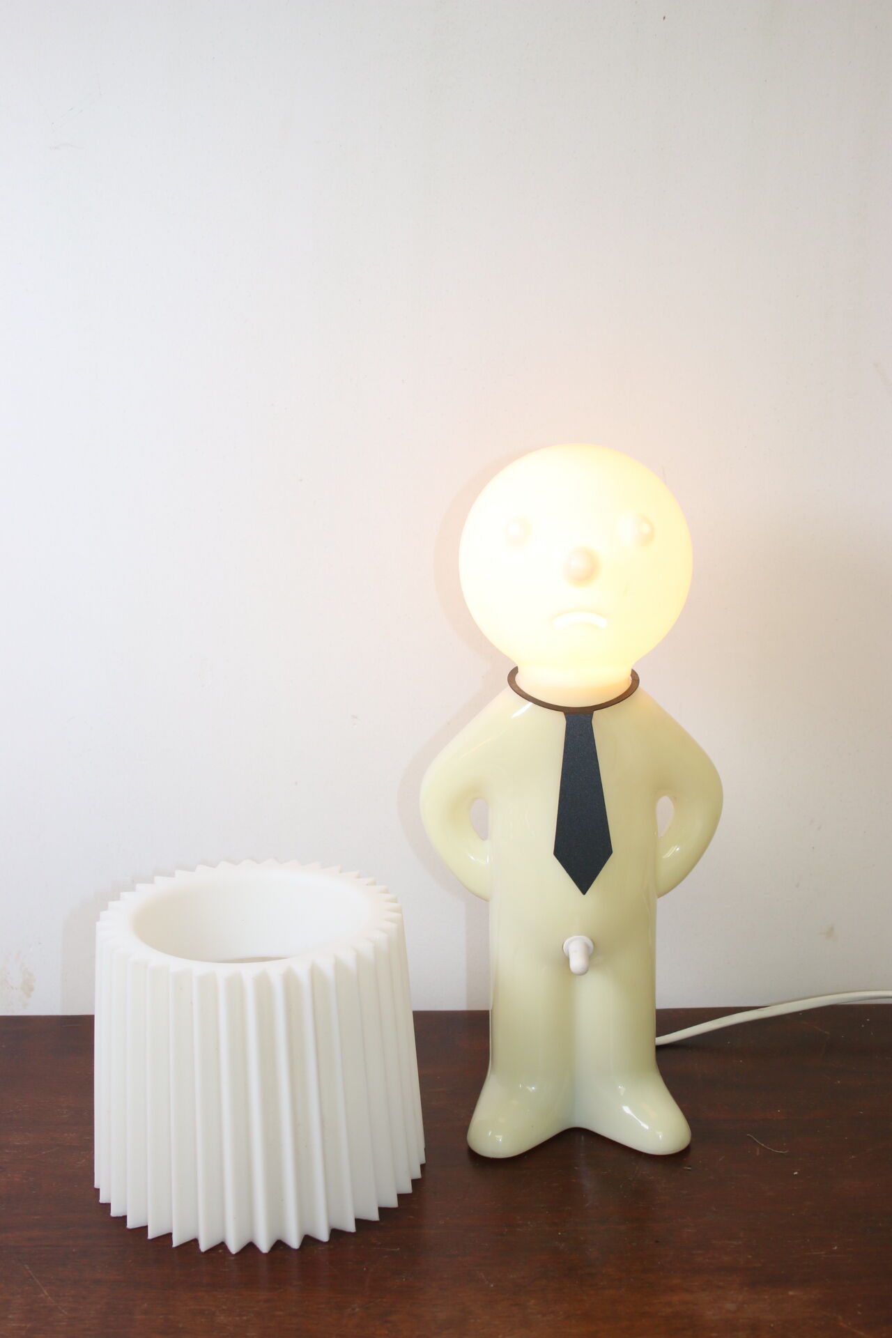 Lampe de table de nuit M. P  avec un bouton excitant sur / off