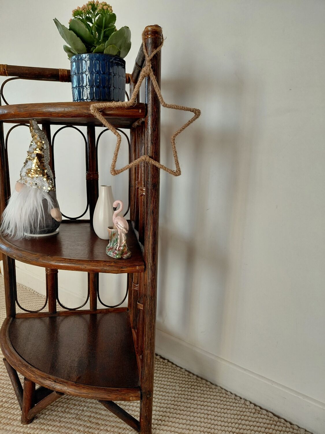 Corner shelf in rattan