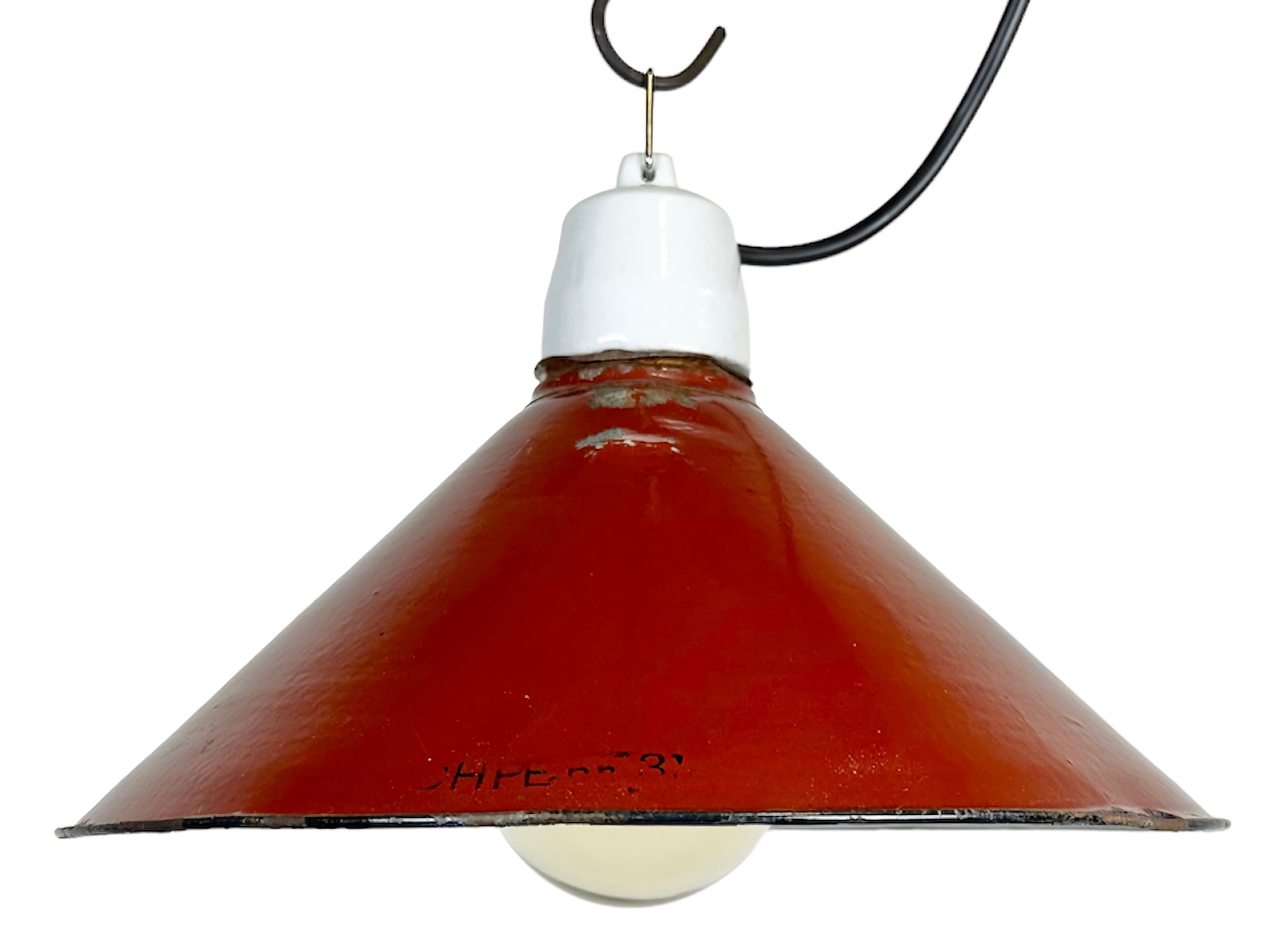 Suspension industrielle en émail rouge, années 1970