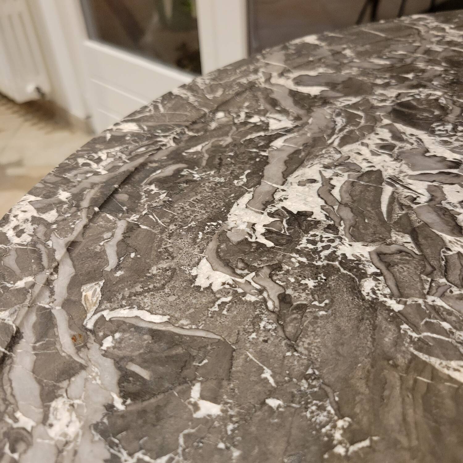 Round table / pedestal table in marble top, Empire period