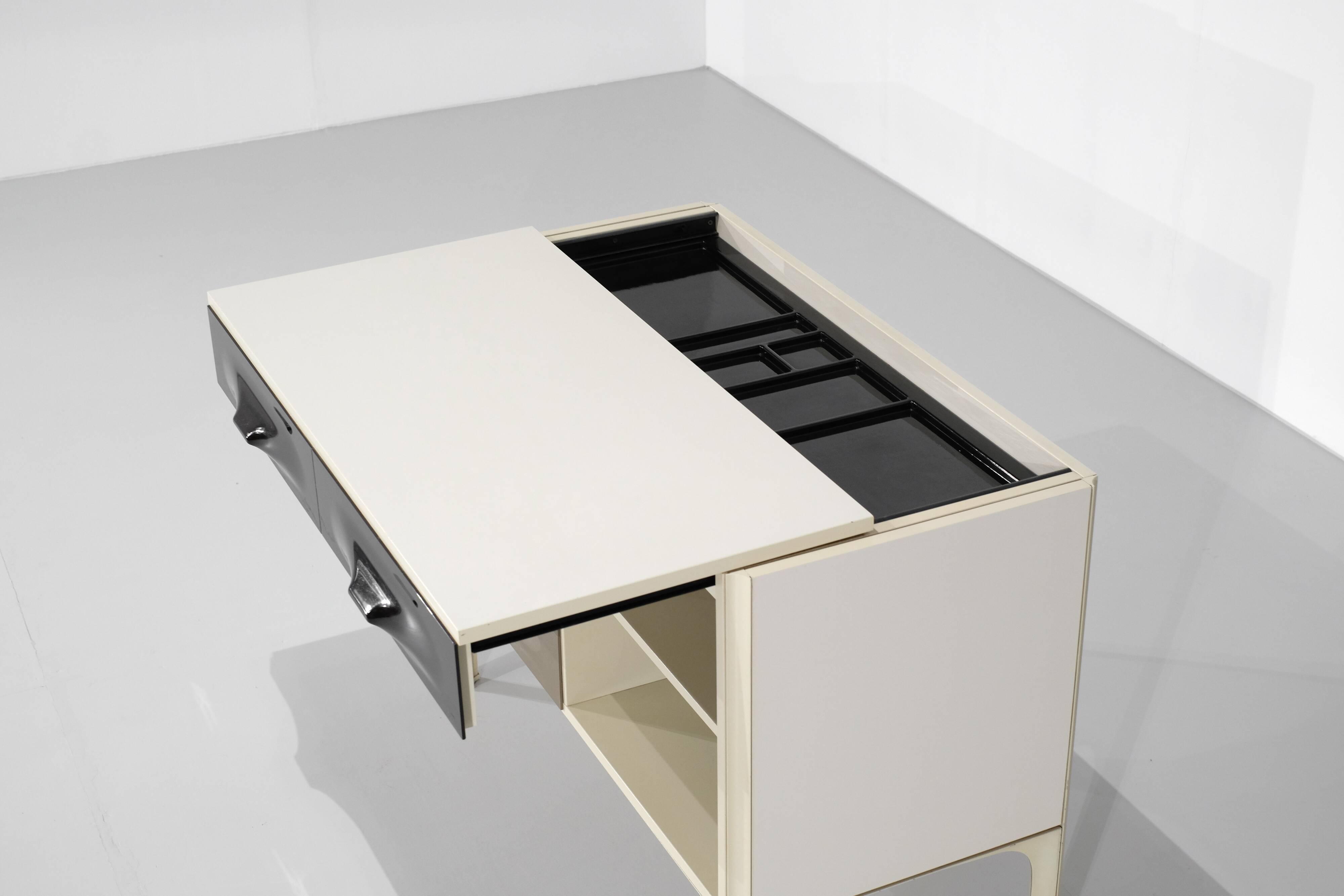 Desk "DF2000" designed by Raymond Loewy for Doubinsky Frères, France.