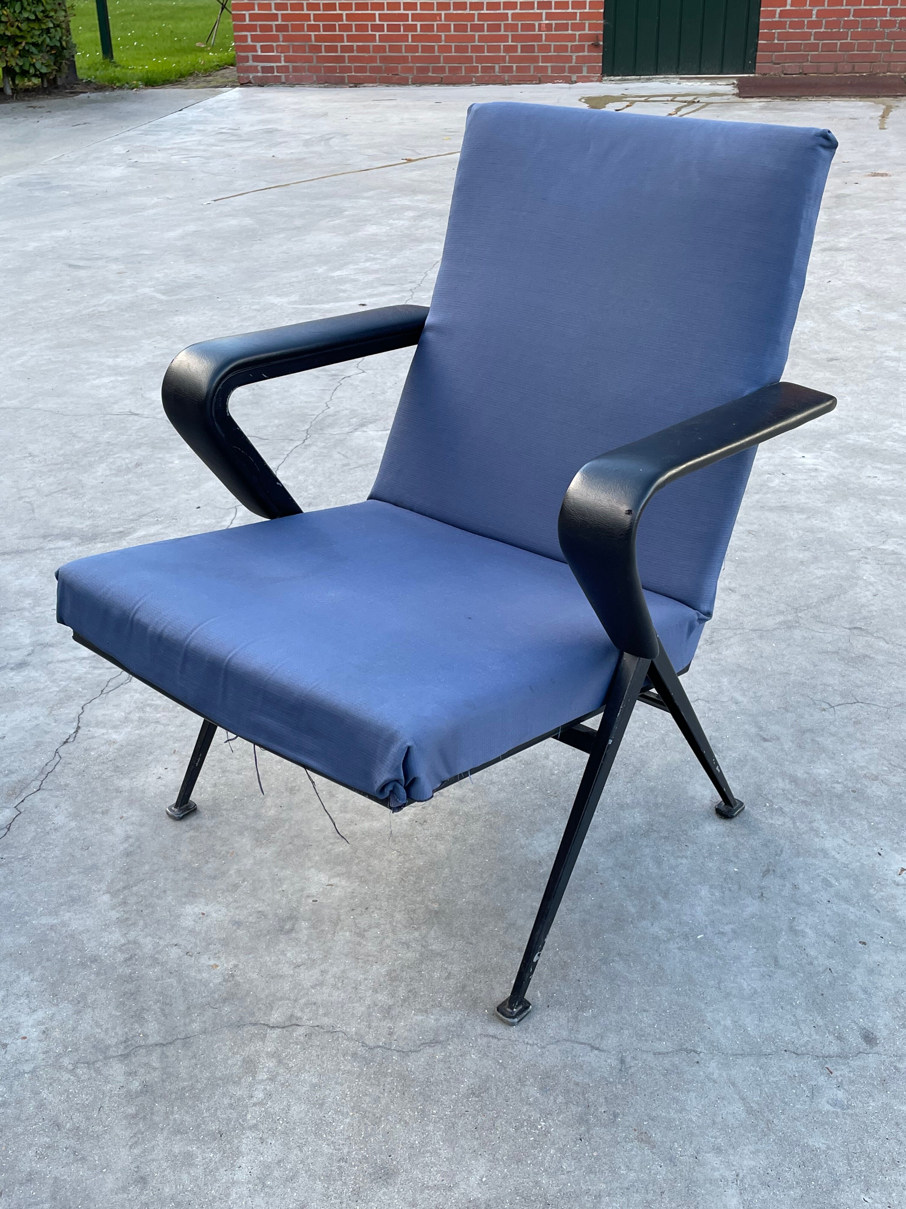 set of 2 Repose armchairs by Friso Kramer for Ahrend de Cirkel