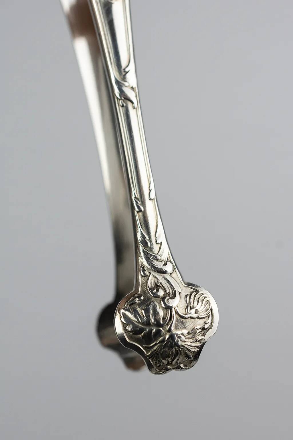 Christofle sugar tongs in silver-plated metal, Louis XV style, 19th century