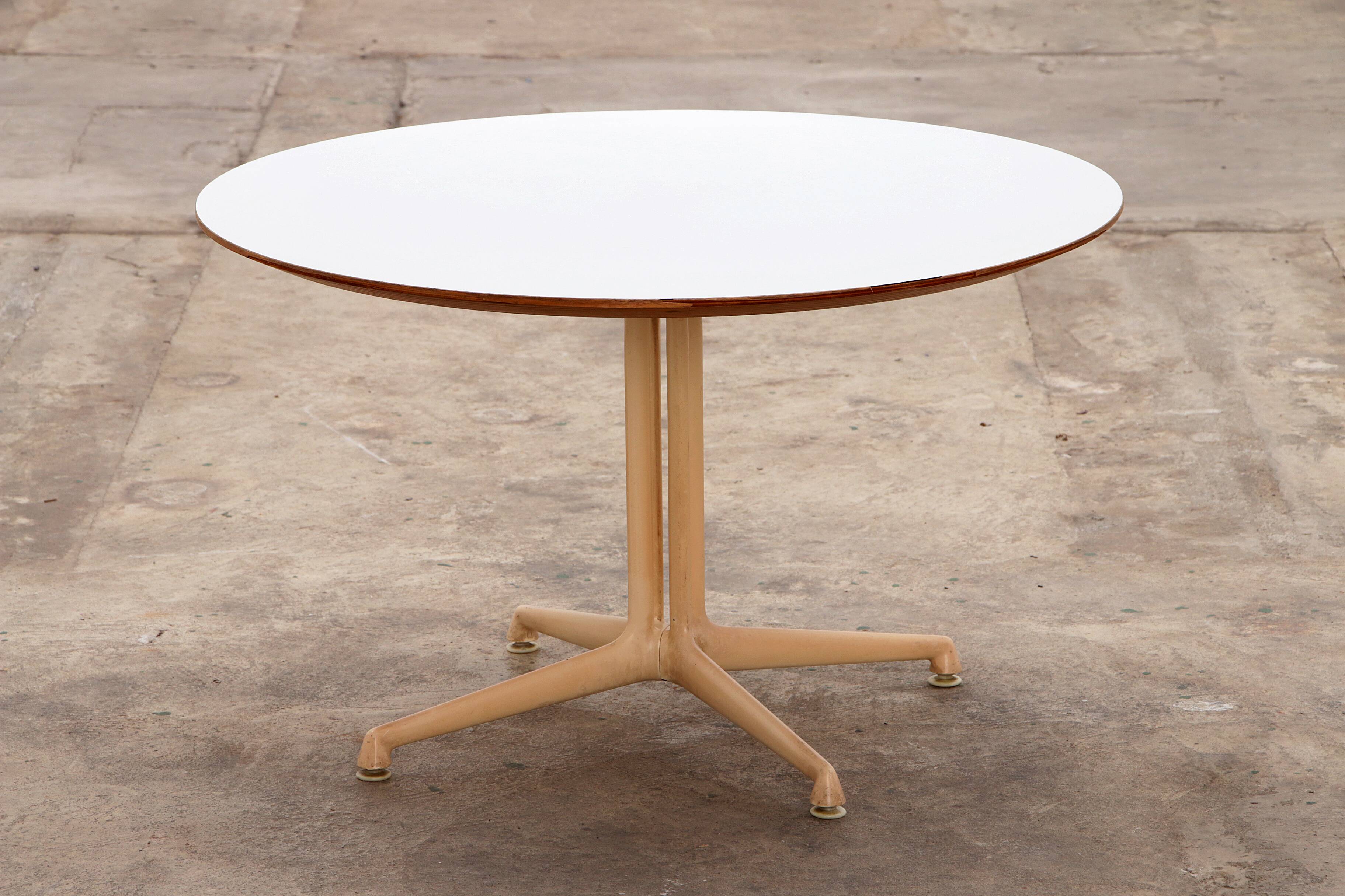 Table basse "La Fonda" de Charles Ray Eames avec base en métal, 1955