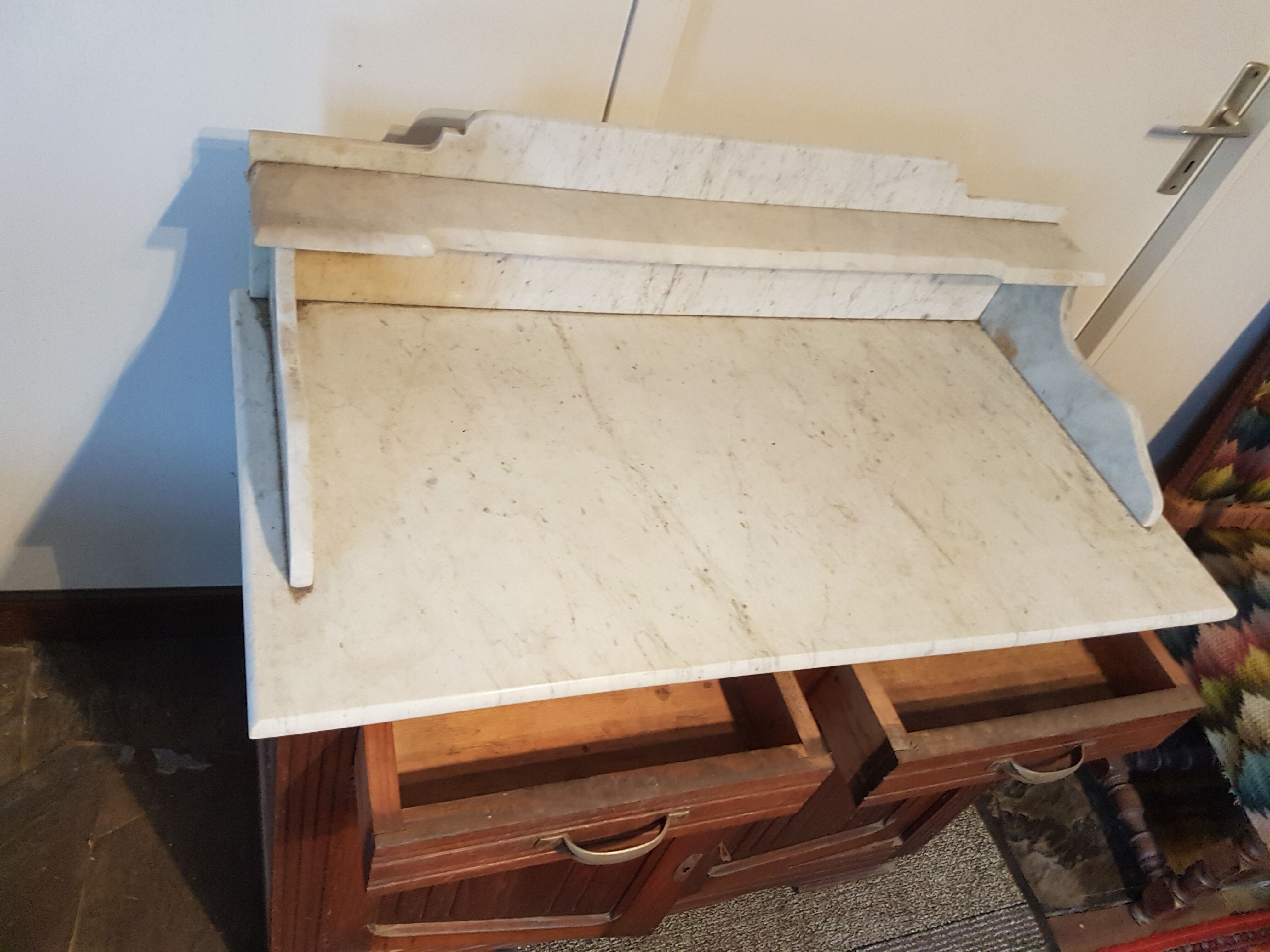 Toilet/dressing table