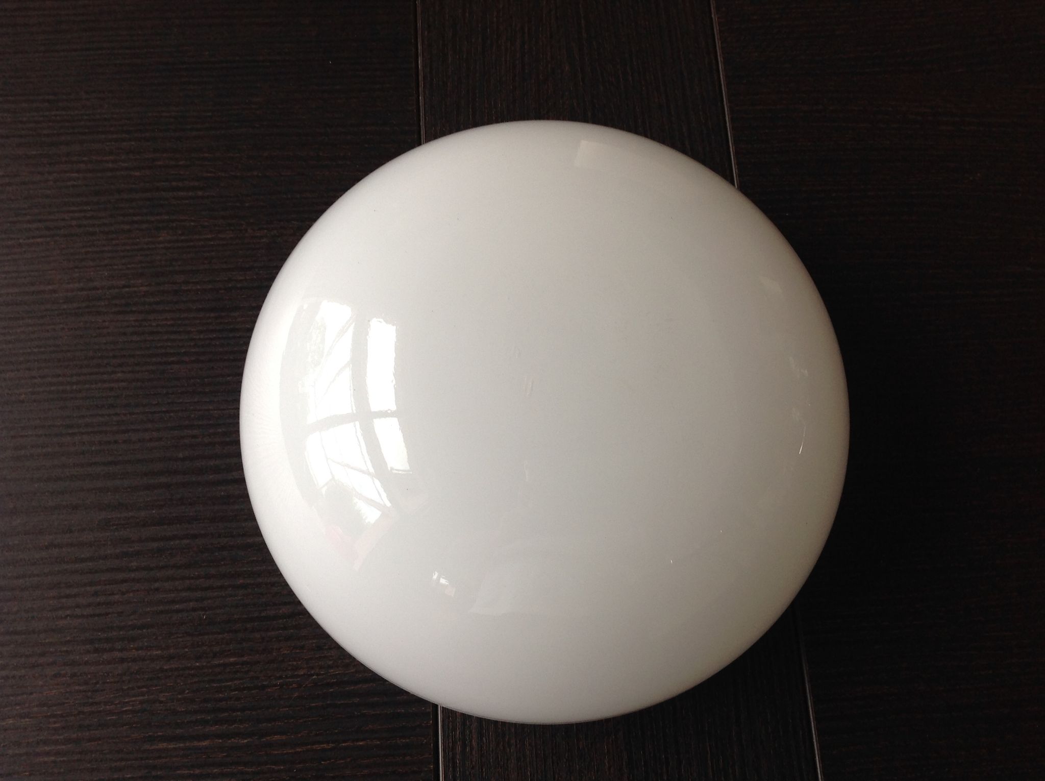 Plafonnier demi lune en opaline blanche vintage années 60-70