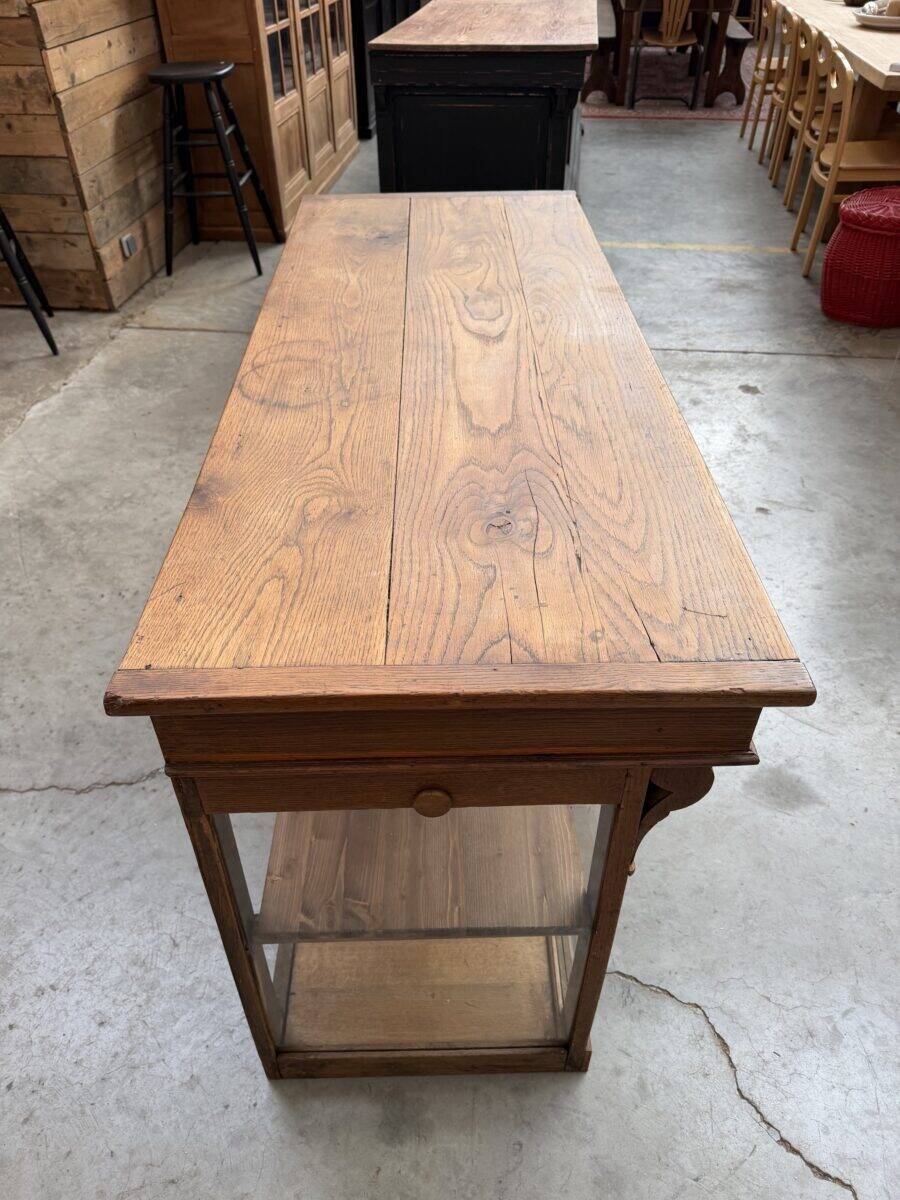 Glass-fronted oak counter from the 19th century.