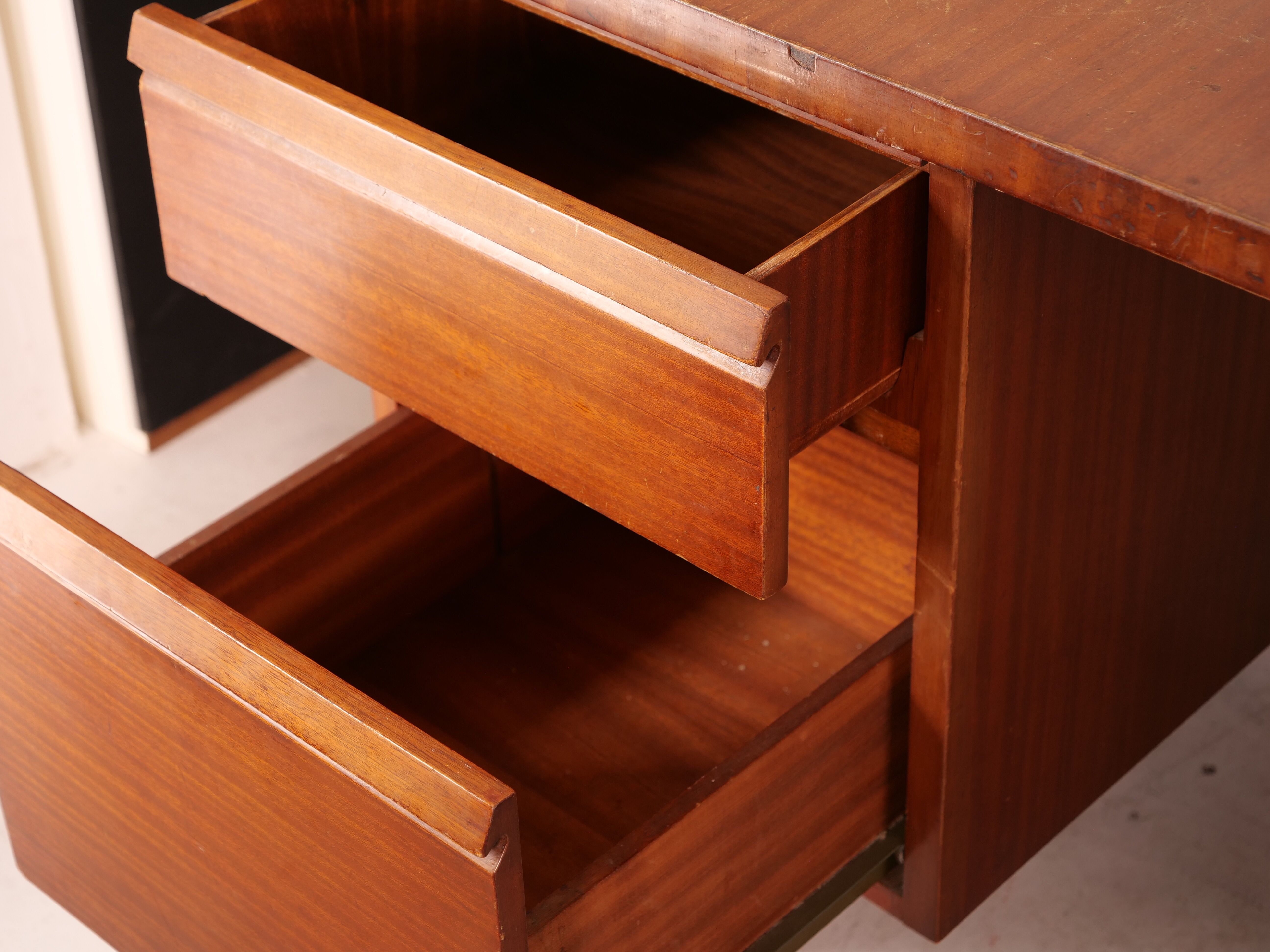 Executive desk model Boomerang standard from De Coene