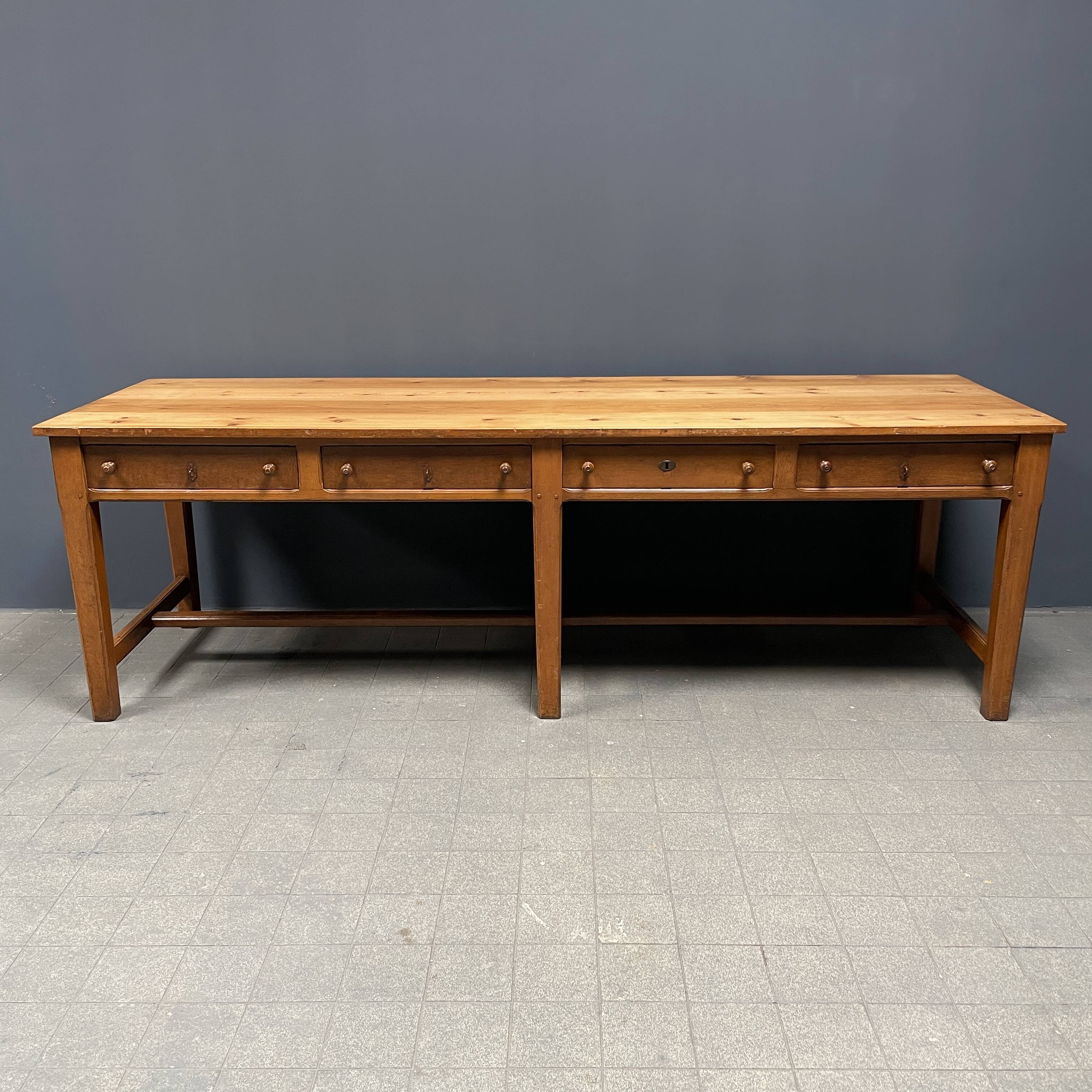 Grande table à draperie en bois antique