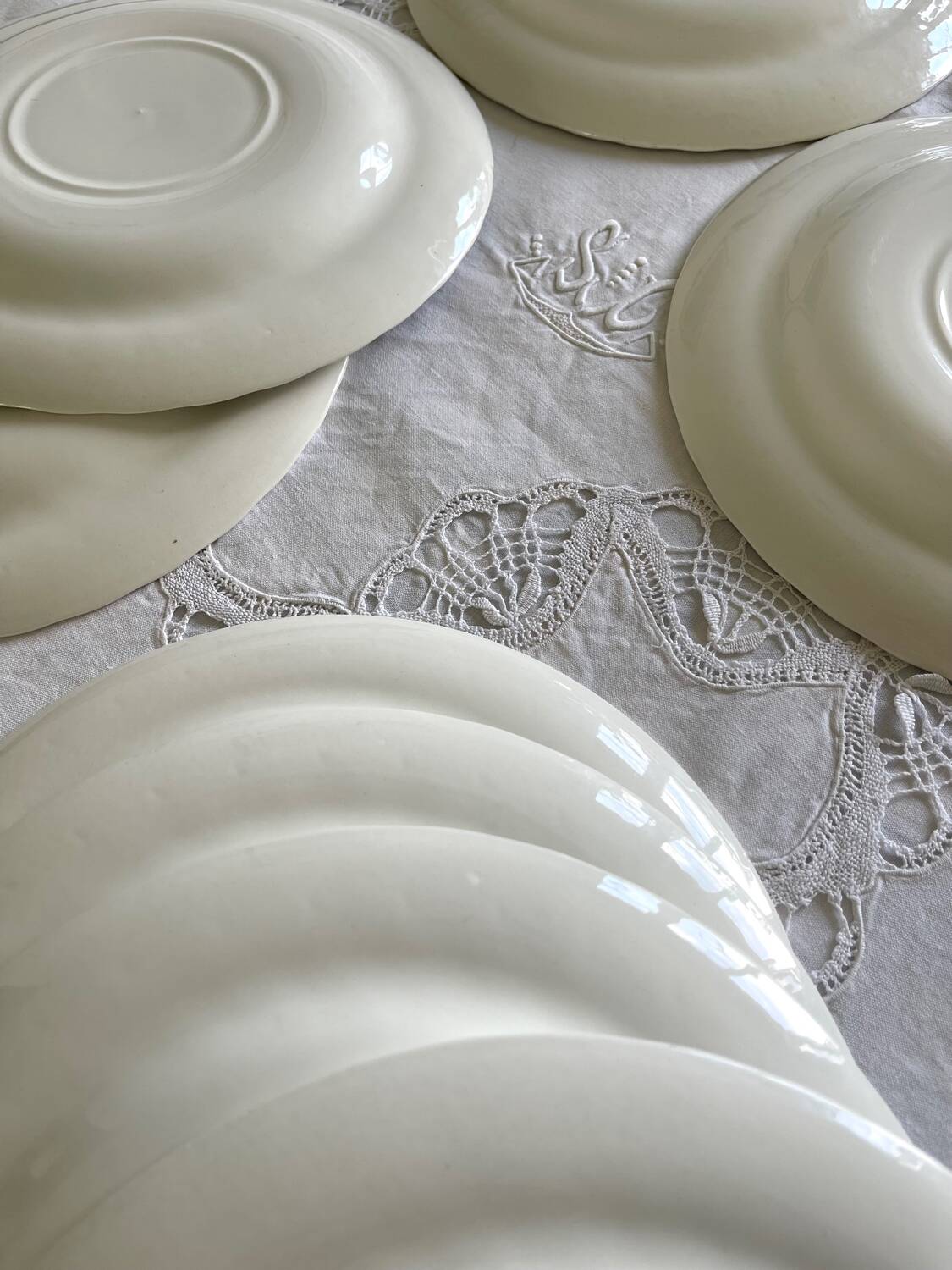 8 English dinner plates