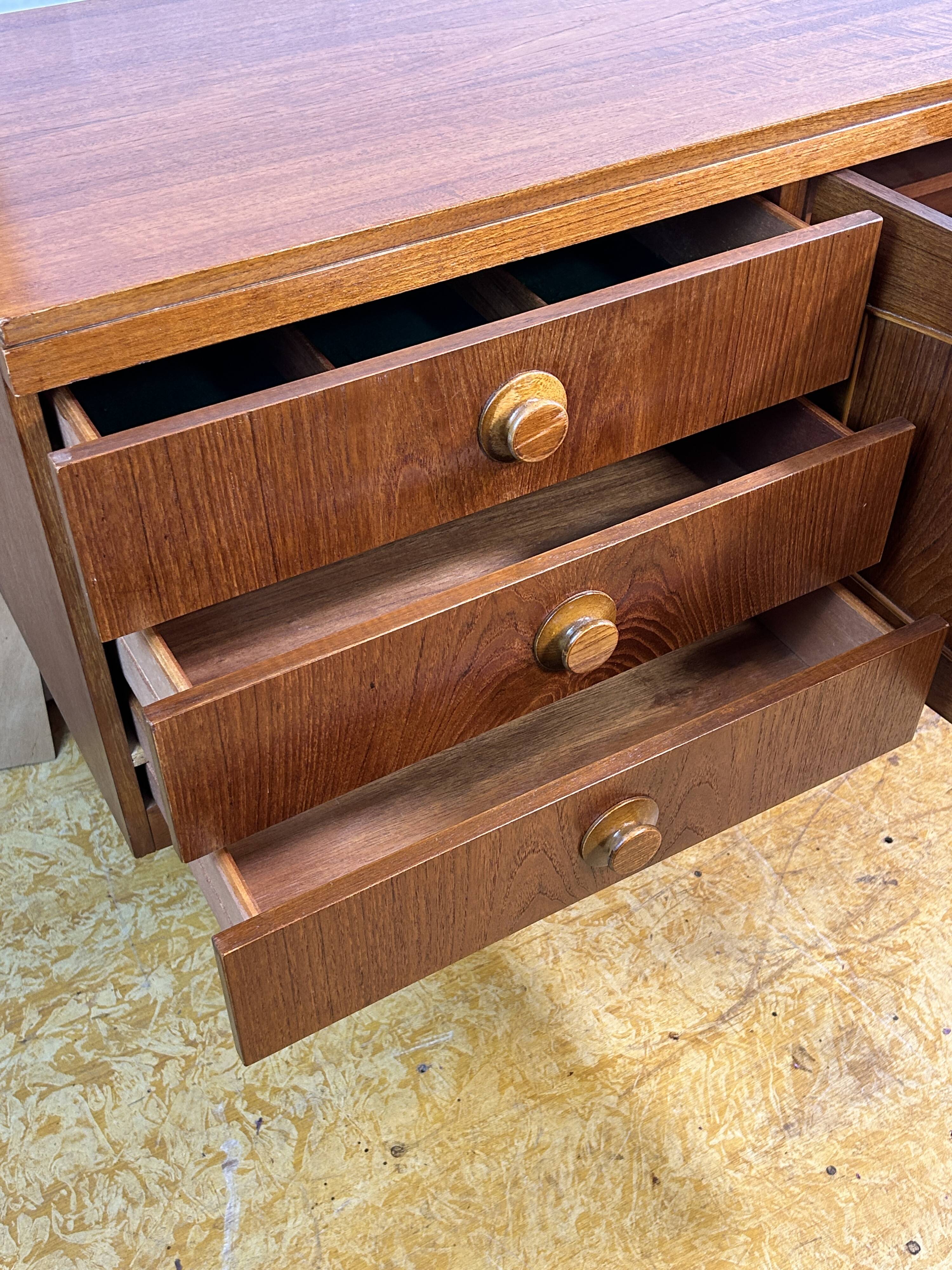 Buffet rétro vintage en teck du milieu du siècle par Beautility – Élégant des années 1960