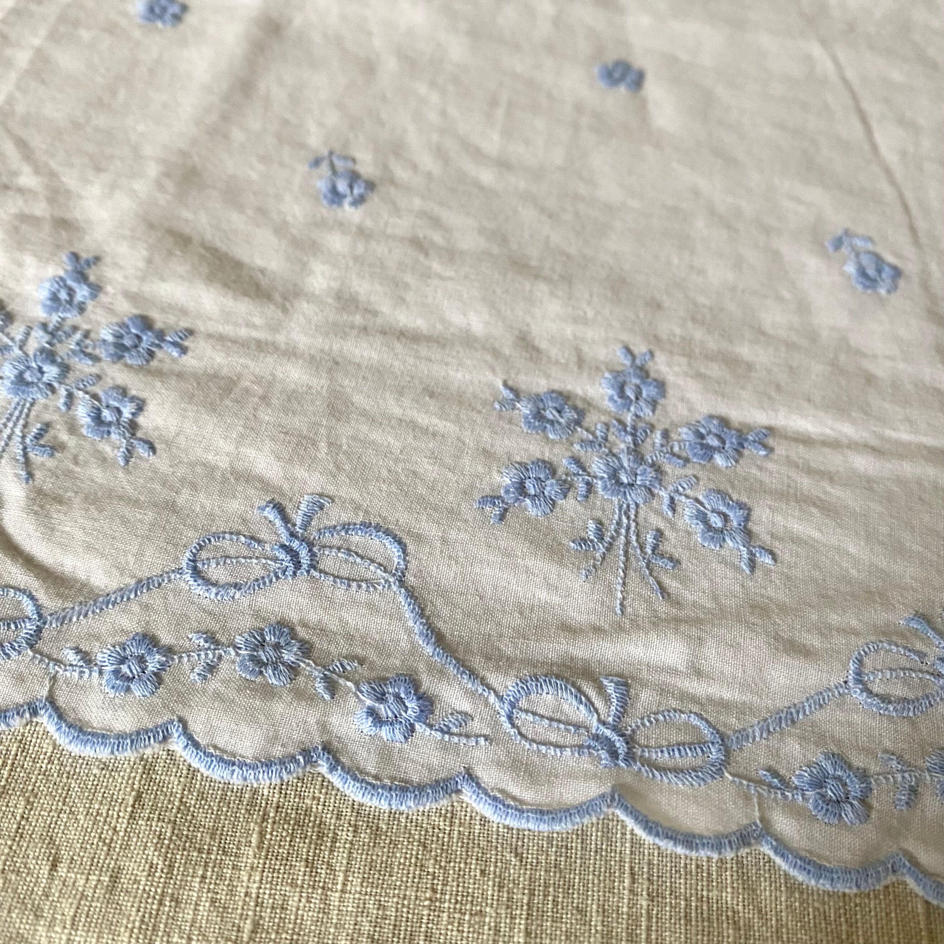 Baby sheet embroidered with blue flowers