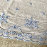 Baby sheet embroidered with blue flowers