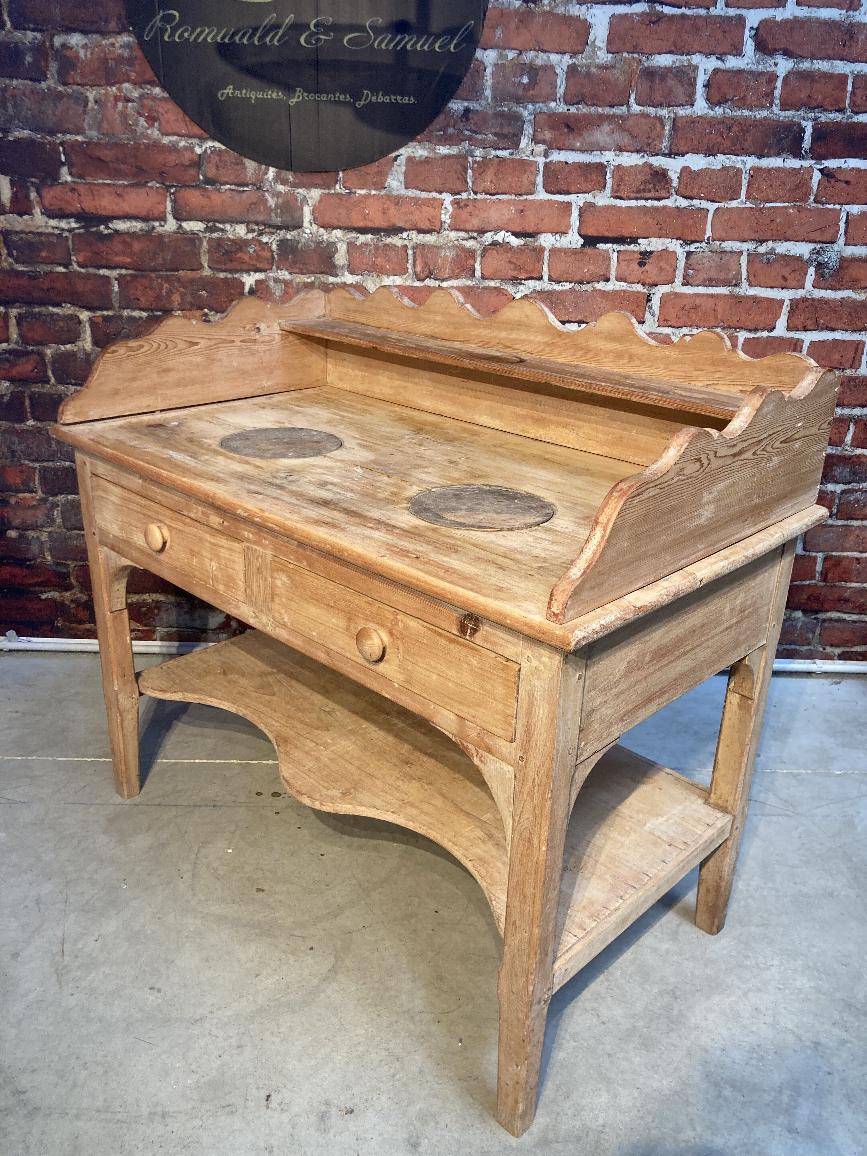 Meuble de toilette ancien en bois brut