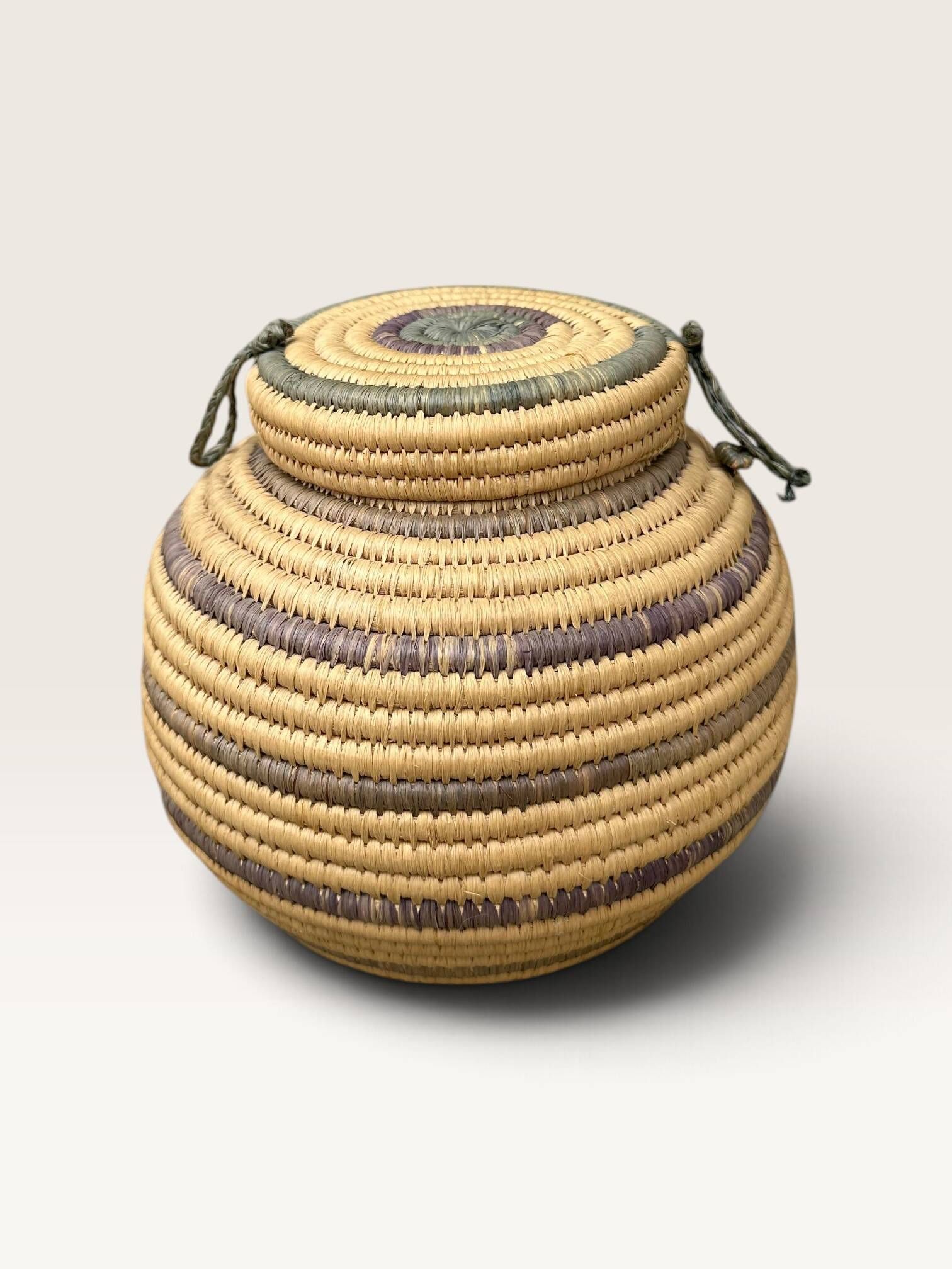 Panier couvert d'artisanat africain