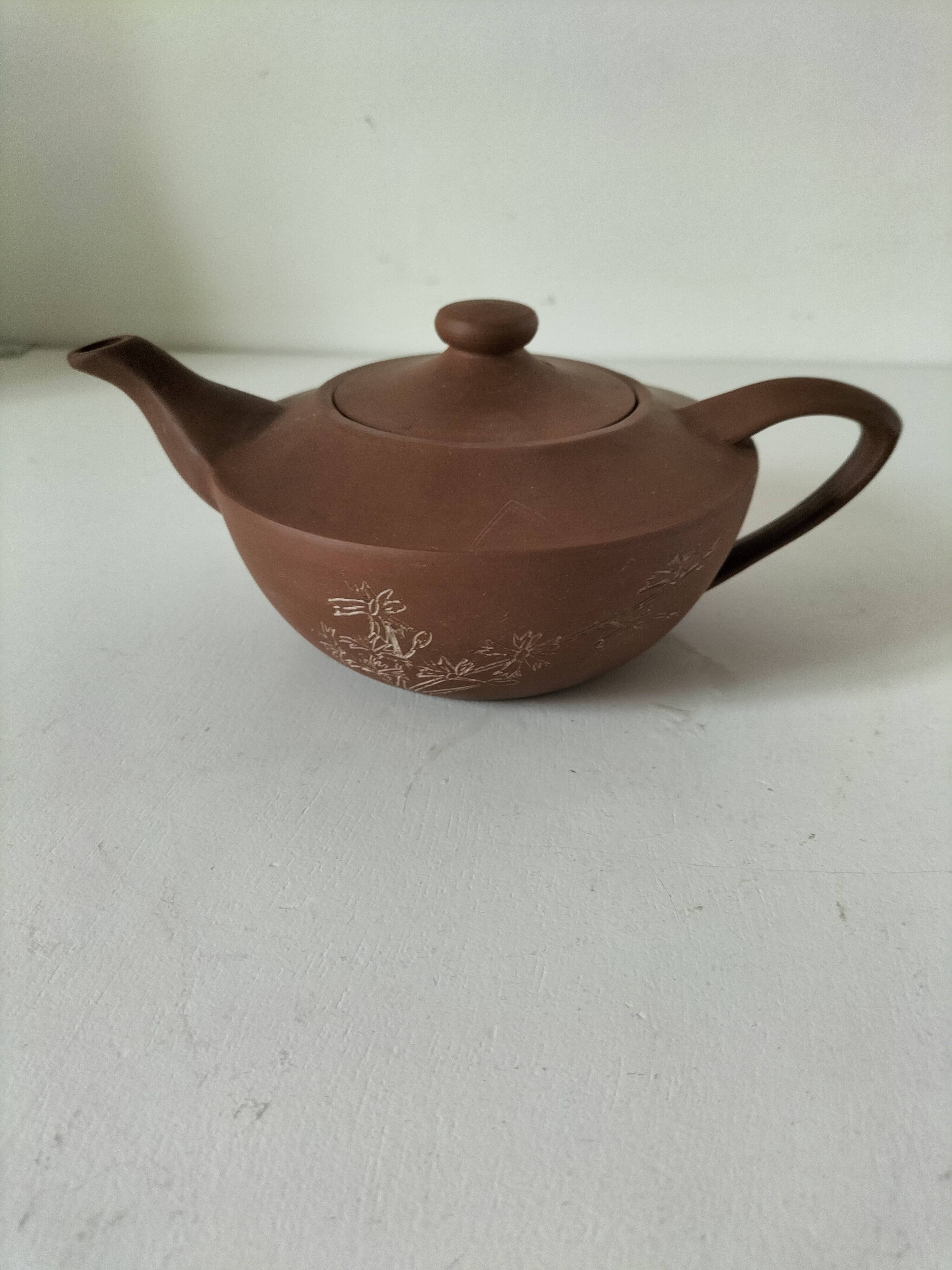 Japanese teapot in red clay engraved with integrated filter.