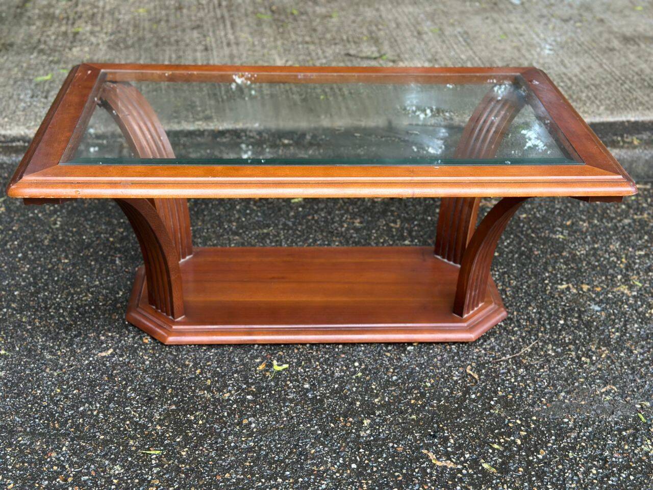 Table basse vintage en bois massif et verre