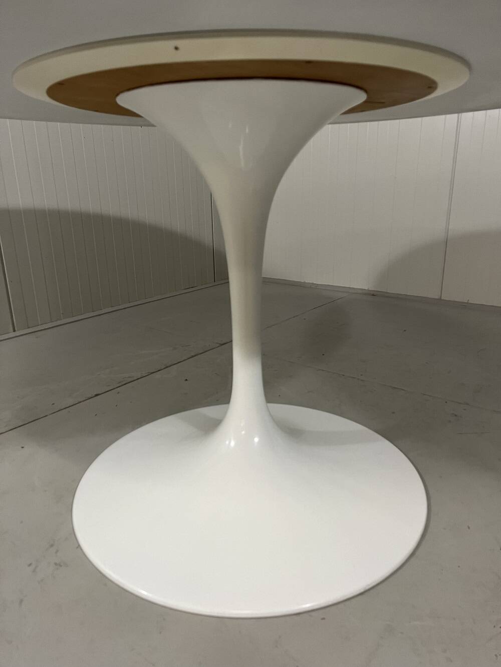 Knoll International Tulip dining table by Eero Saarinen