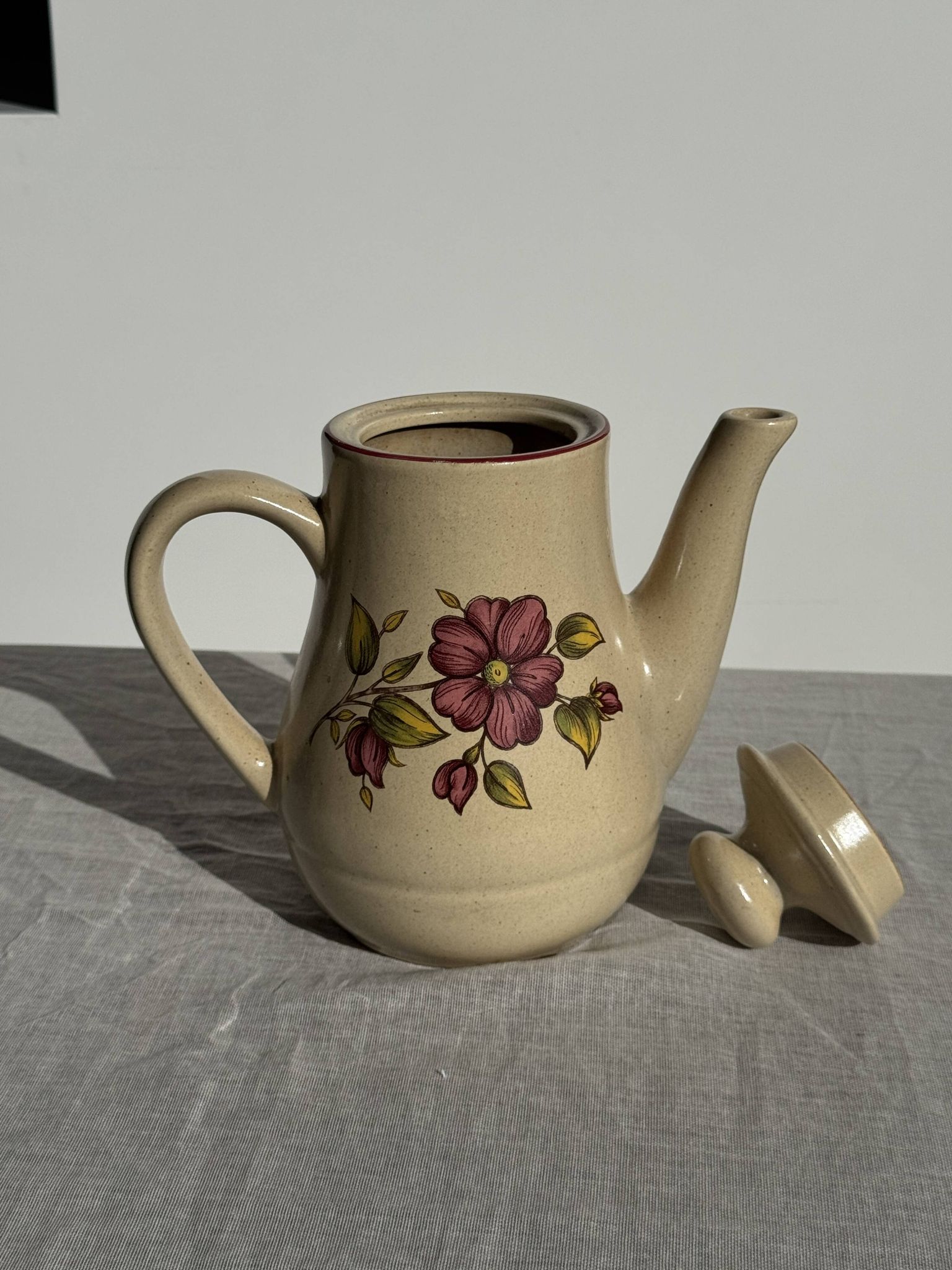 Théière en grès beige vintage à motif de fleurs roses H22