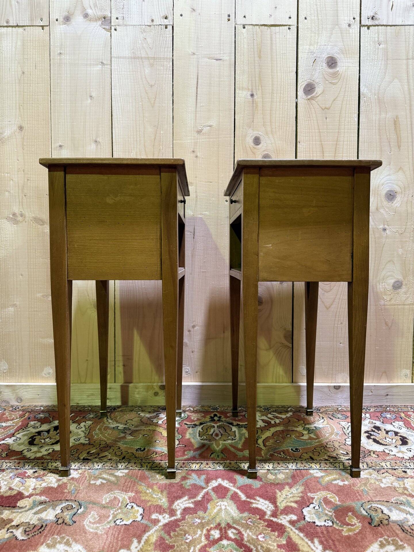 Paire de tables de chevets à niches de style Louis XVI en merisier
