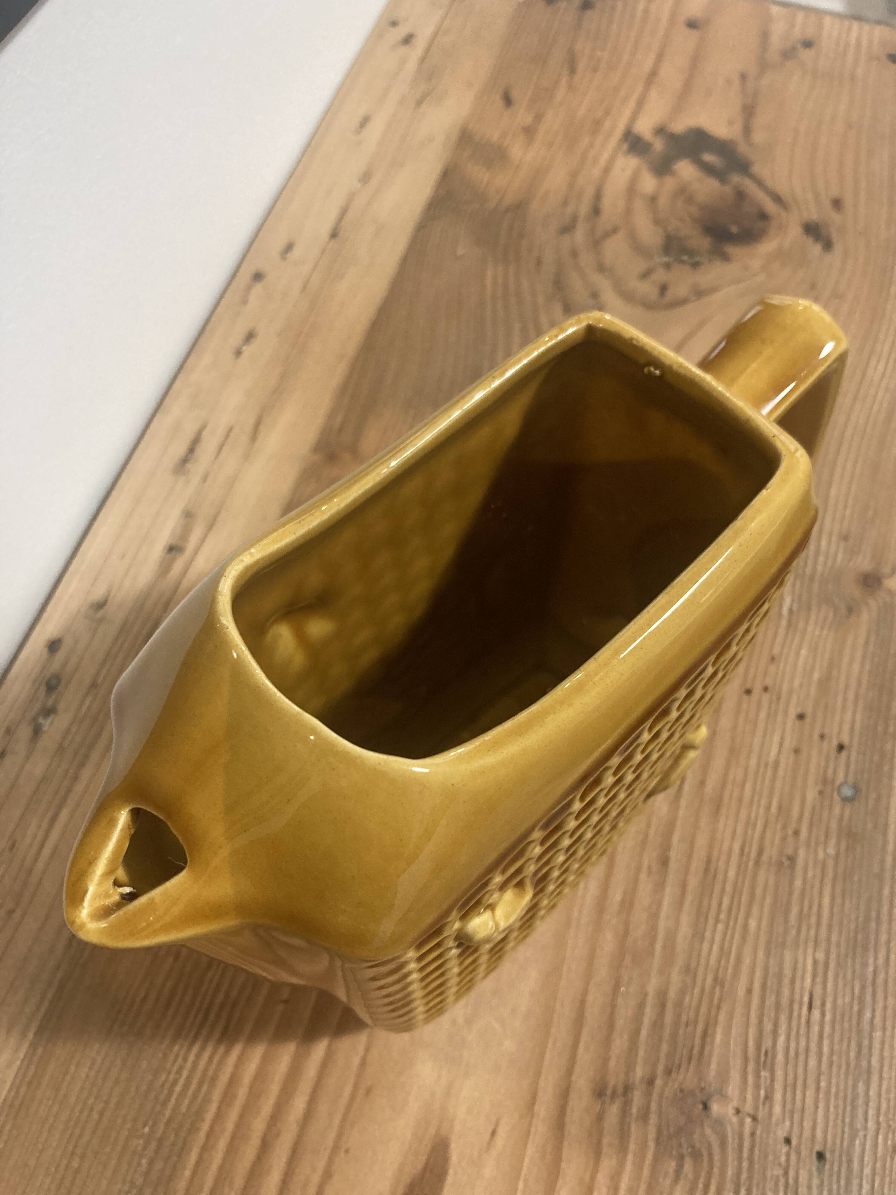 Abeilles slip pitcher signed Saint Clément